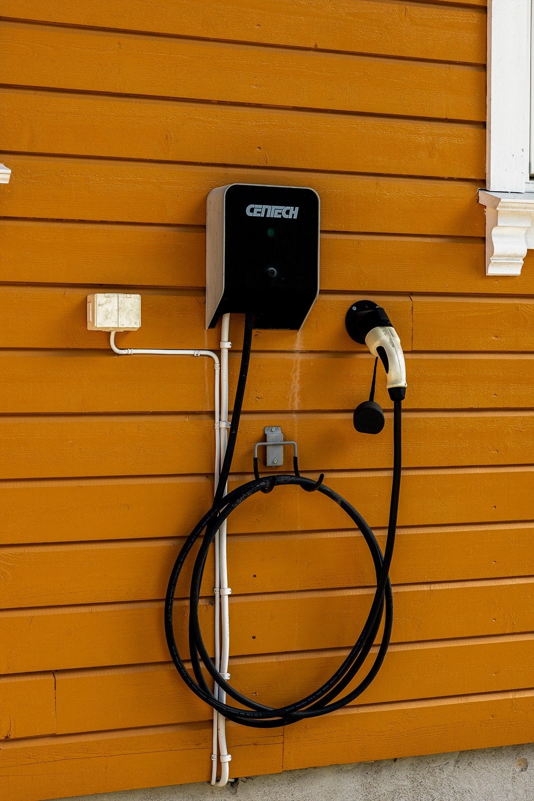 Det er installert elbillader på ytterveggen. Galleribilde