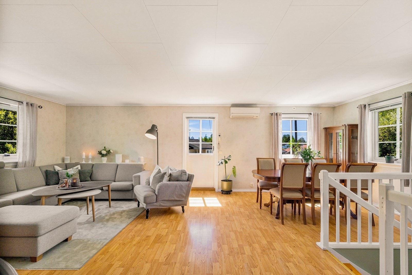 Stuen er romslig og har plass til både en stor sofagruppe og spisebord. Galleribilde