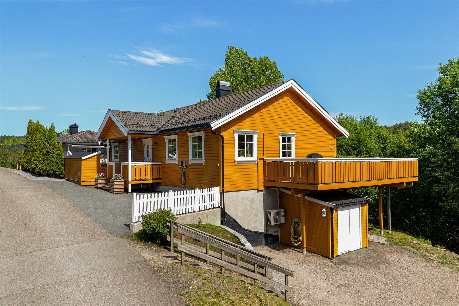 Eiendommen har asfaltert gårdsplass. Galleribilde