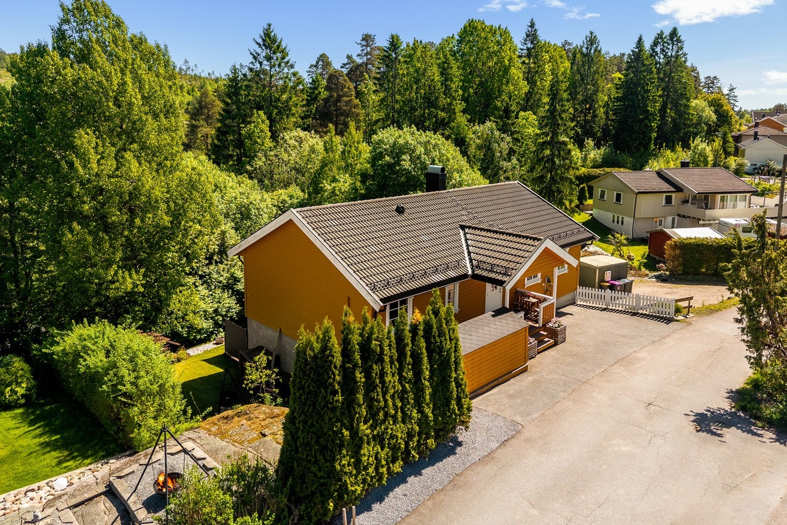 Eiendommen ligger fint til i terrenget med grøntområder og skog som nærmeste nabo. Galleribilde