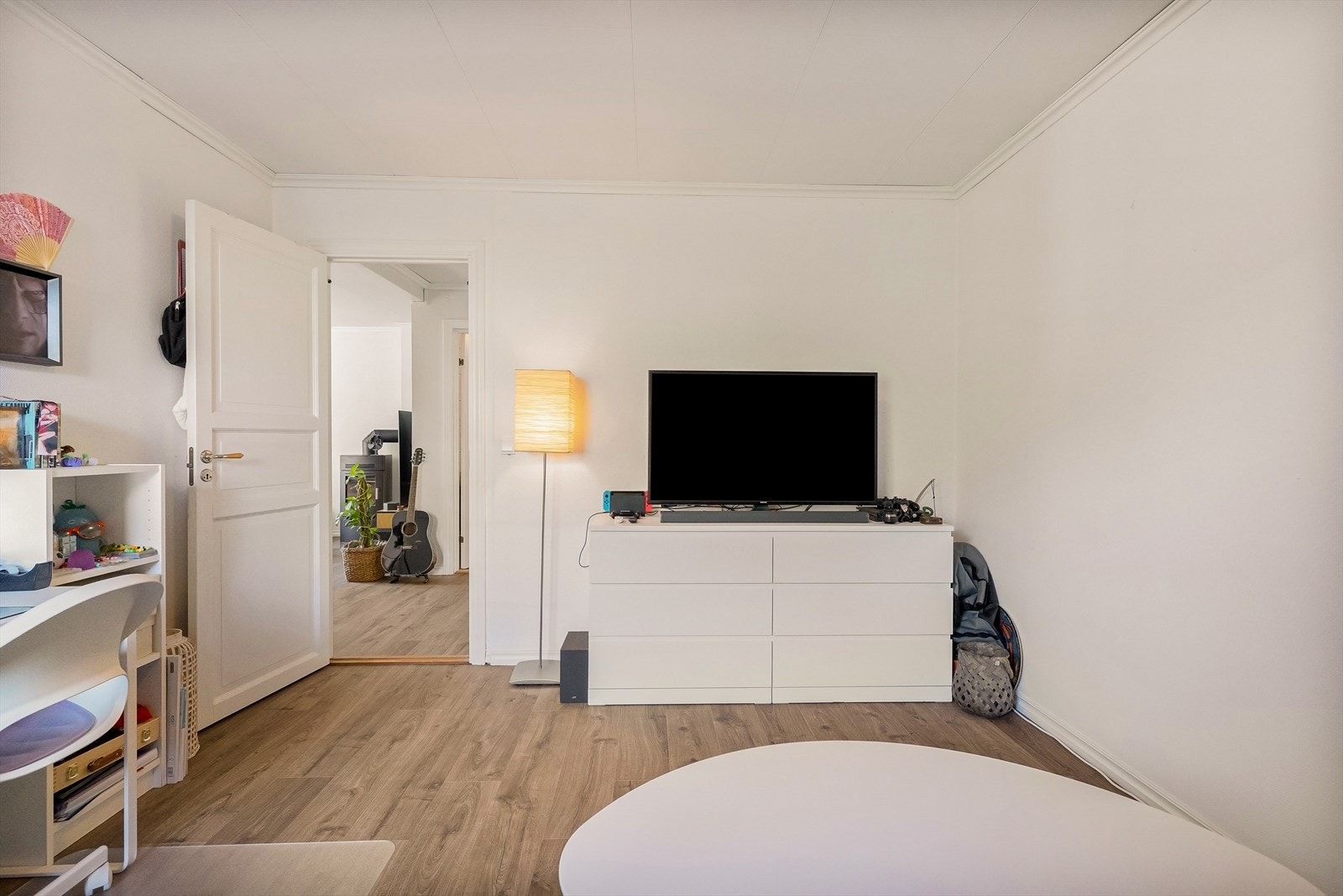 Rommet har laminatgulv og vegger med malt strietapet. Galleribilde
