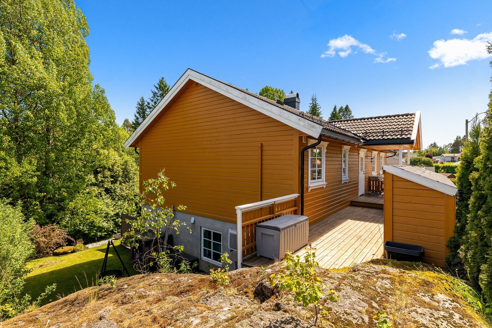 Eiendommen ligger i et rolig og etablert boligområde. Galleribilde