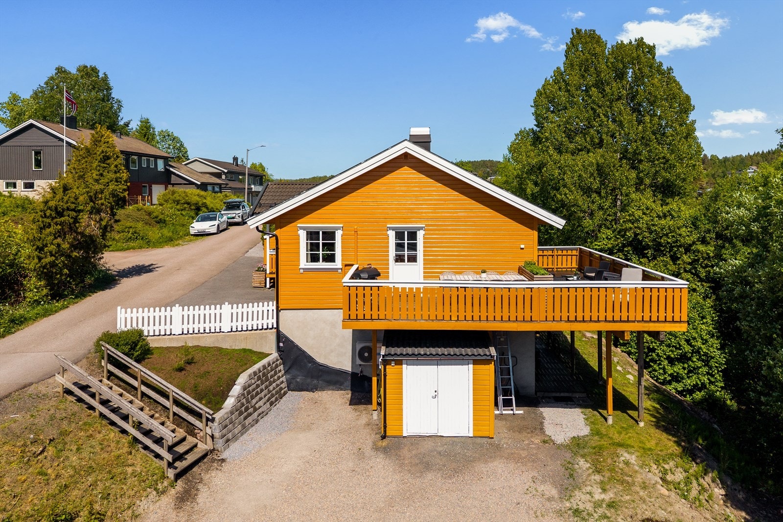 Eneboligen har en liggende dobbelfals kledning og tak tekket med betongtakstein. Galleribilde