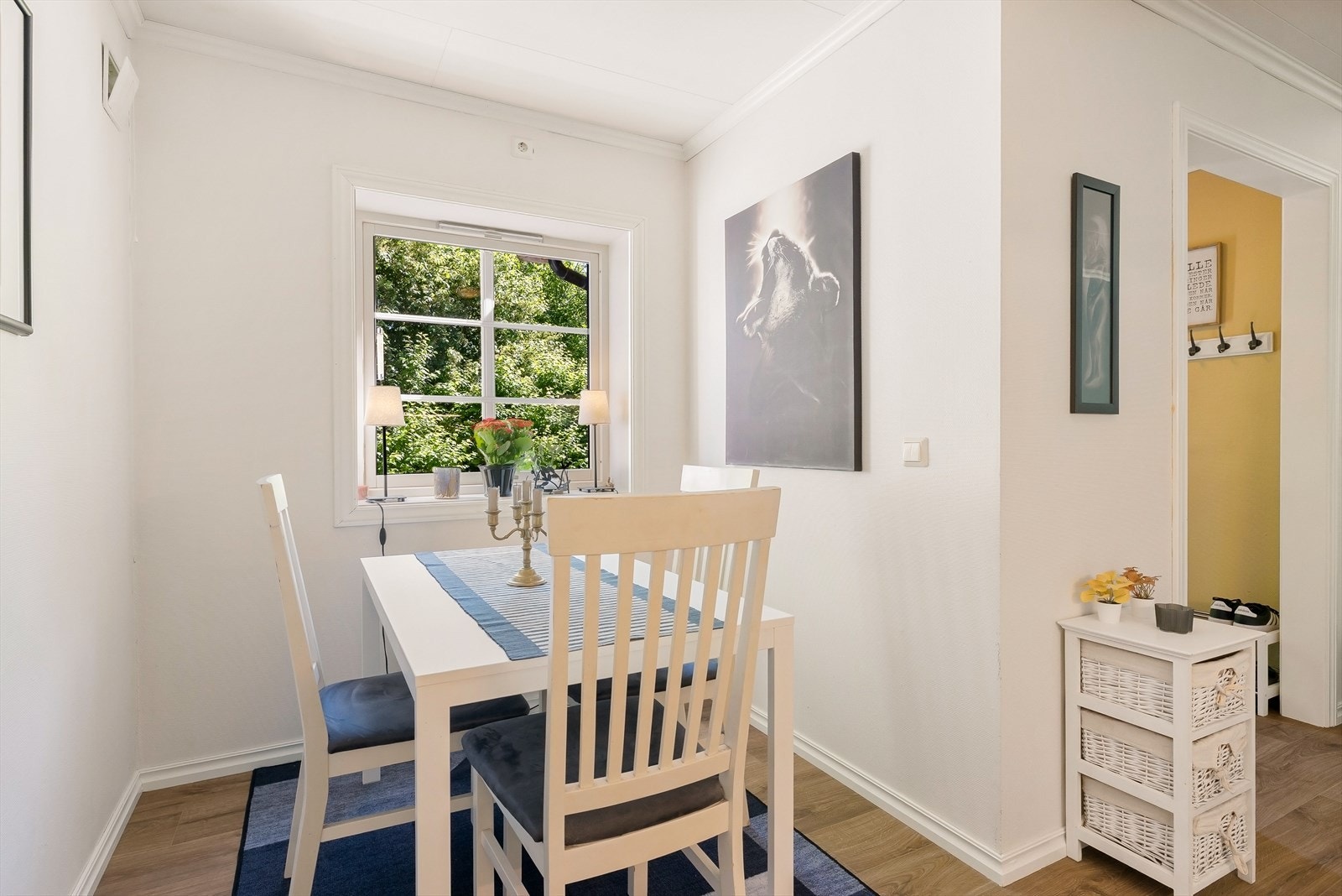 Det er plass til et lite spisebord i tilknytning til kjøkkenet. Galleribilde