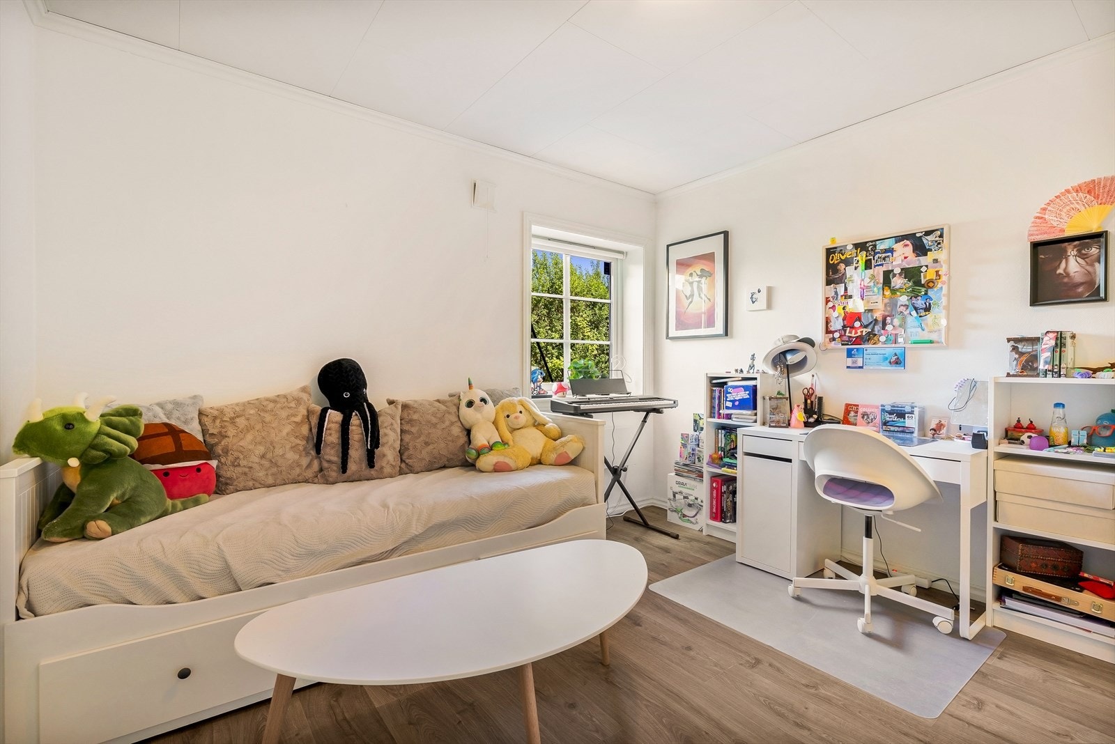 Soverommet i leiligheten har plass til seng og skrivepult. Galleribilde