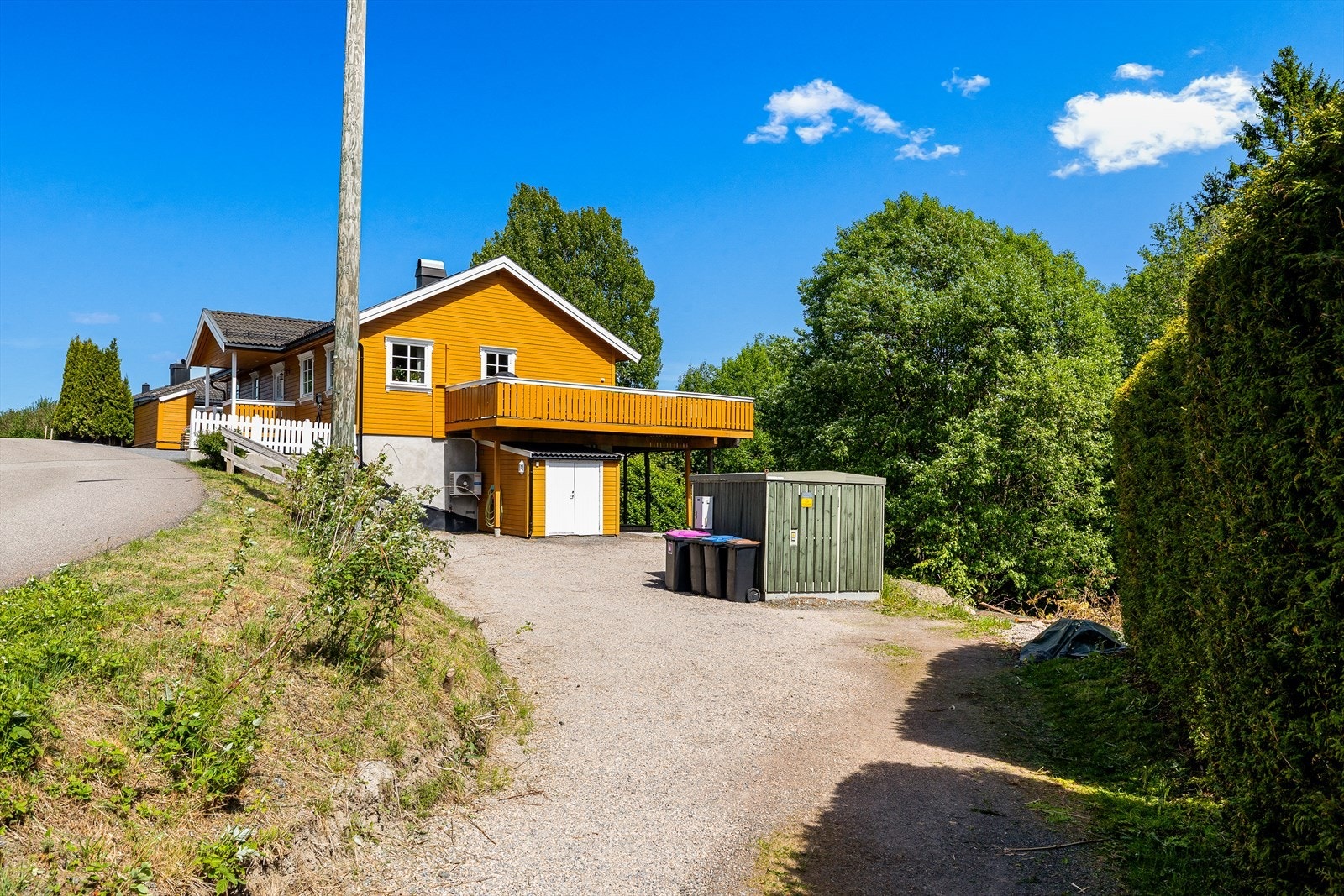 I tillegg til en bod på 7 m² under altanen, er det en liten vedbod i fremkant av eiendommen. Galleribilde