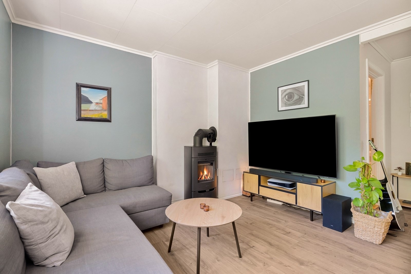 Stuedelen i leiligheten har plass til en komfortabel sofagruppe. Galleribilde
