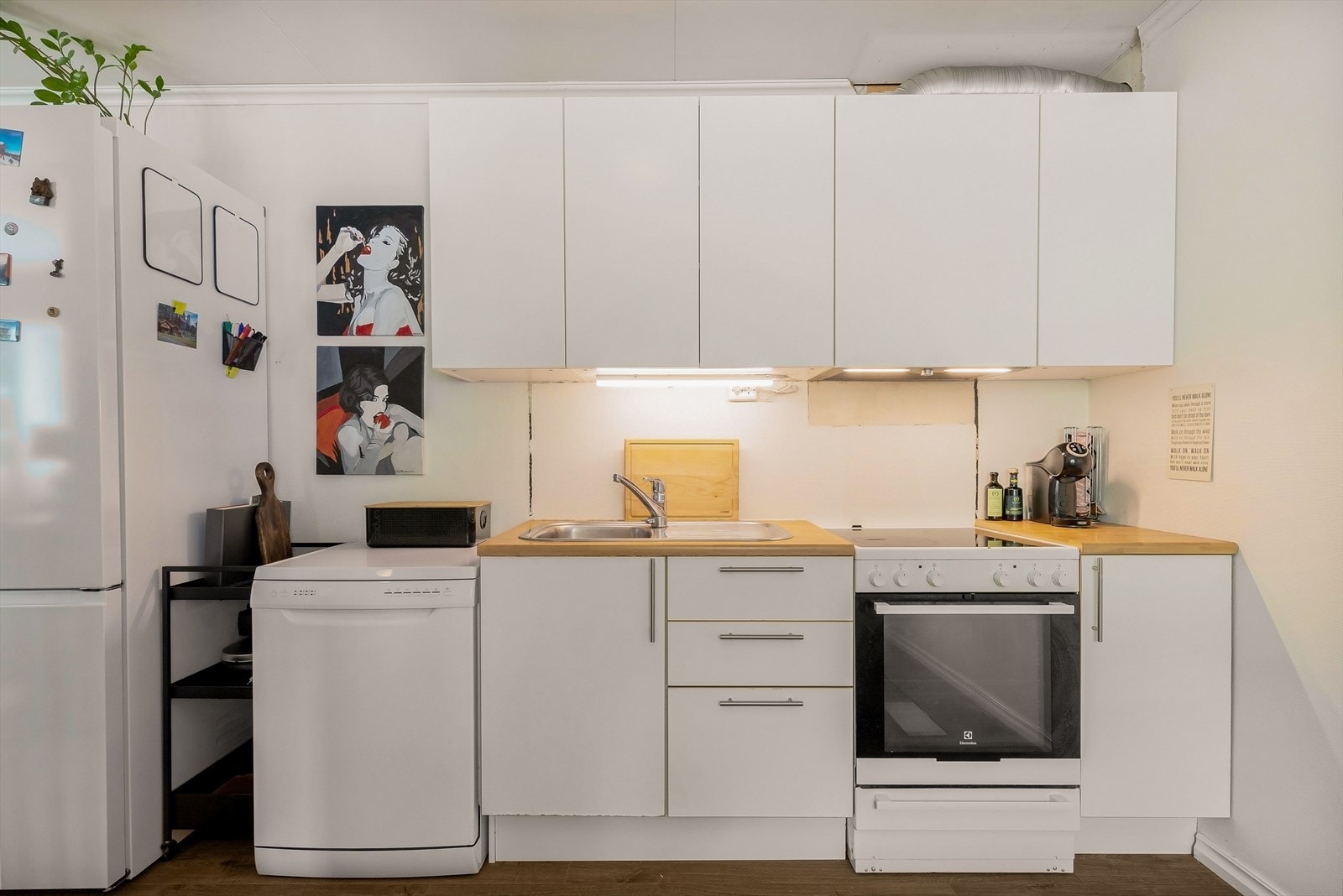 Kjøkkenet i leiligheten har innredning med glatte fronter og ventilator med avtrekk ut fra 2020. Galleribilde