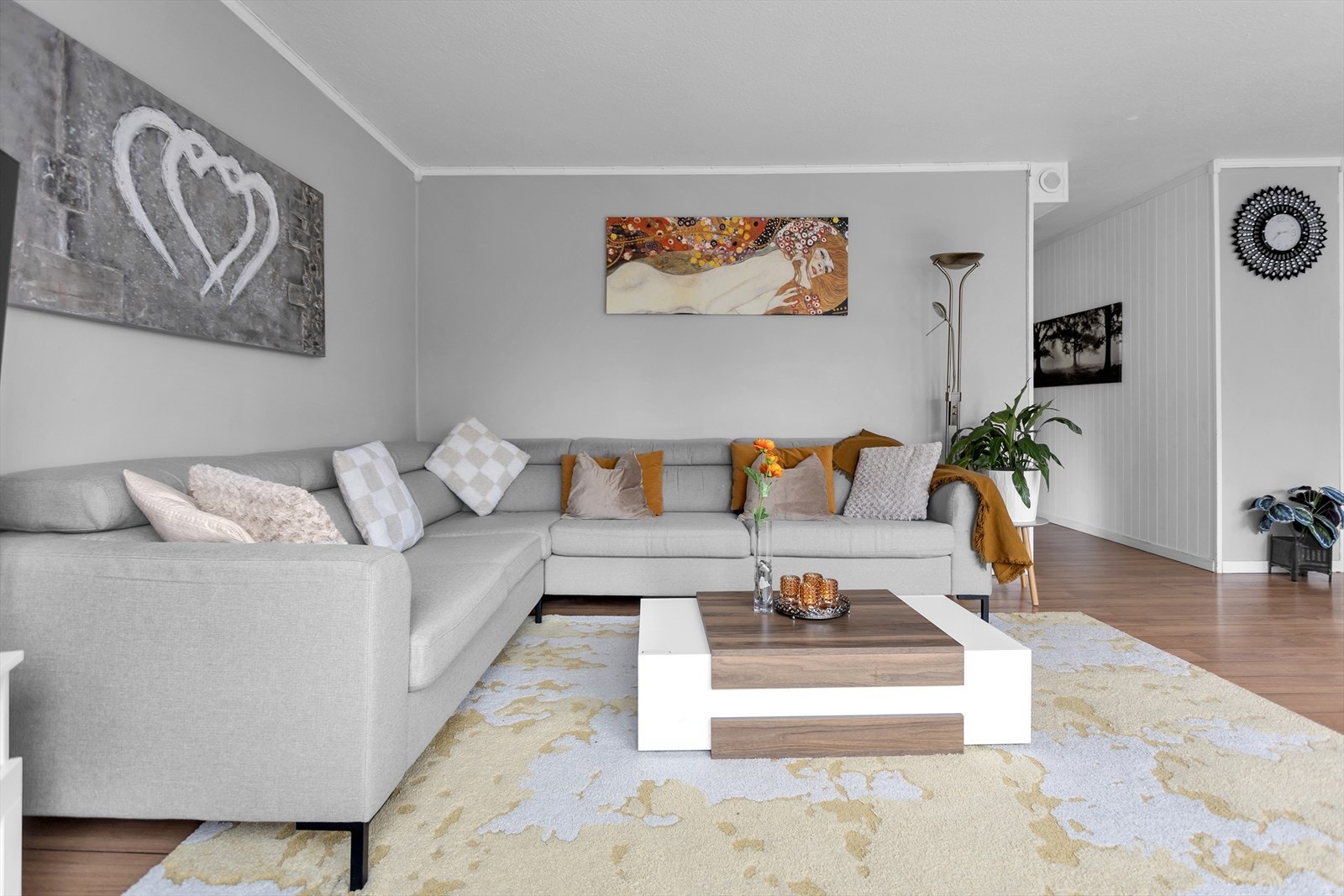 Stuen har god plass til en stor sofagruppe, perfekt for avslapning og sosialt samvær. Galleribilde
