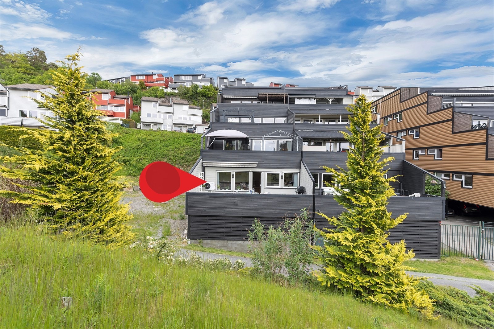 En romslig leilighet på ett plan, oppgradert med balansert ventilasjon i 2023 og varmepumpe i 2025 for et sunt og energieffektivt inneklima. Galleribilde