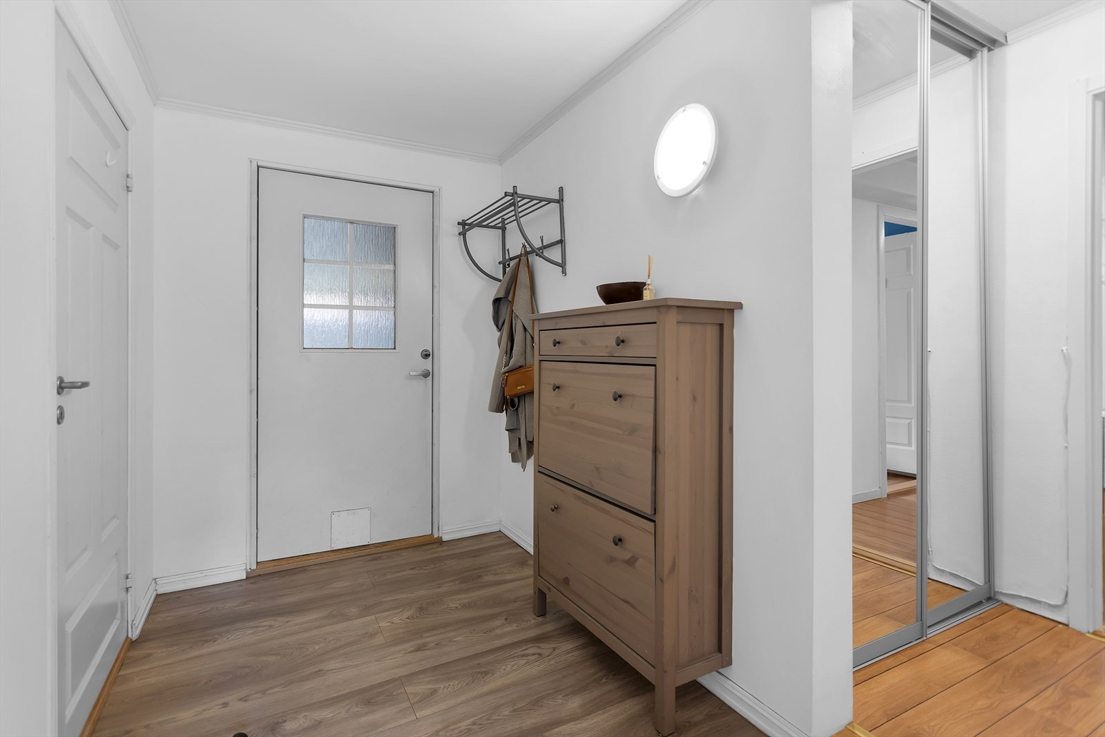 Velkommen inn | Entré med plass til oppbevaring. Ytterdøren er fra 2020. Galleribilde