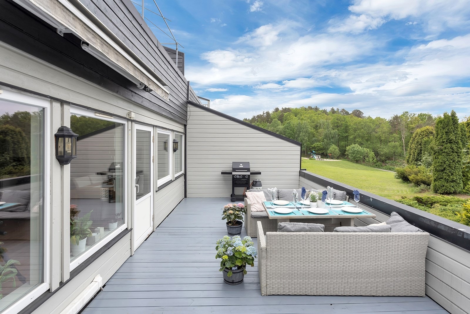 En stor og usjenert uteplass med plass til både grilling og avslapning. Galleribilde