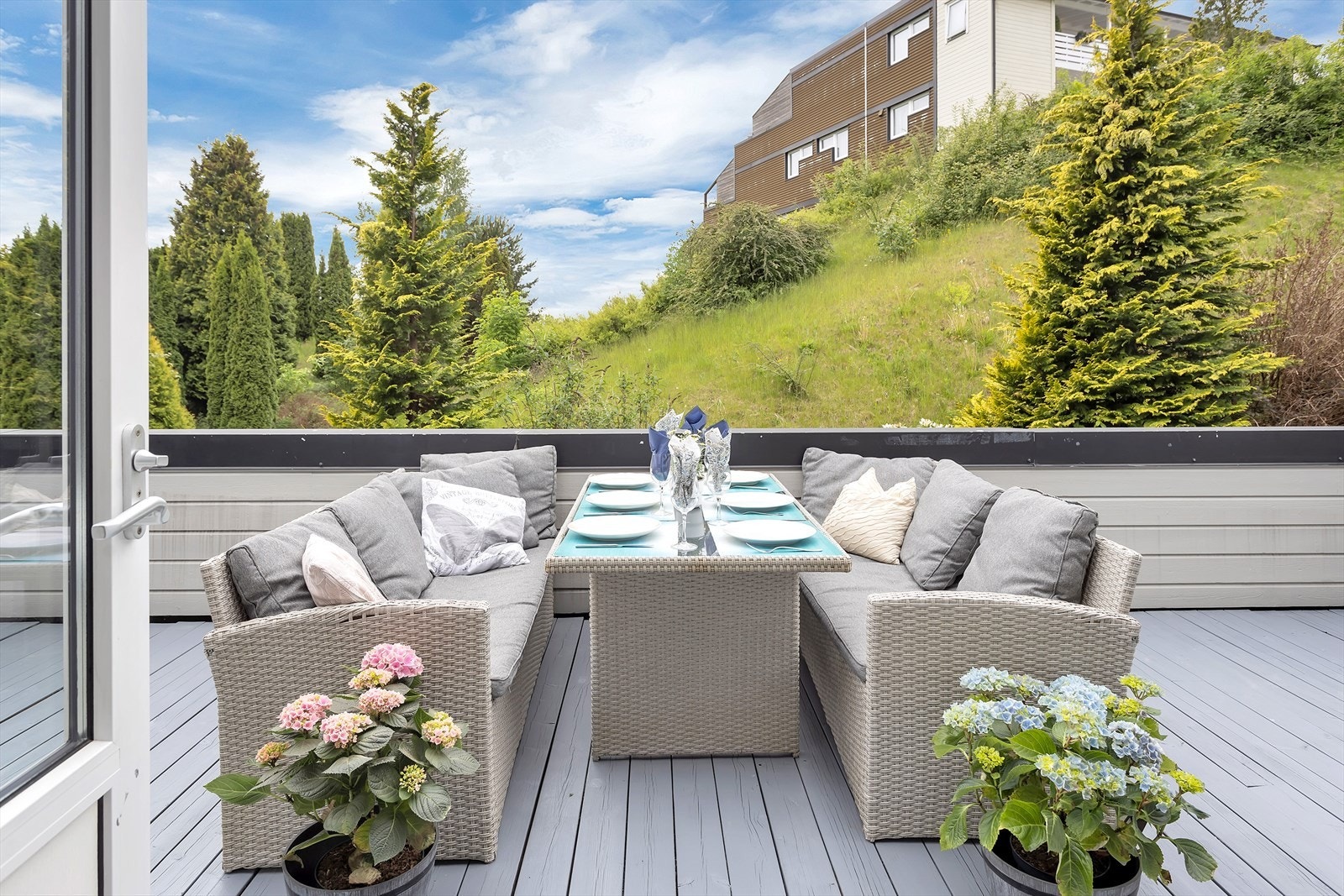 Terrassen har god plass til både sittegruppe og spisebord, og blir et ekstra oppholdsrom om sommeren. Galleribilde