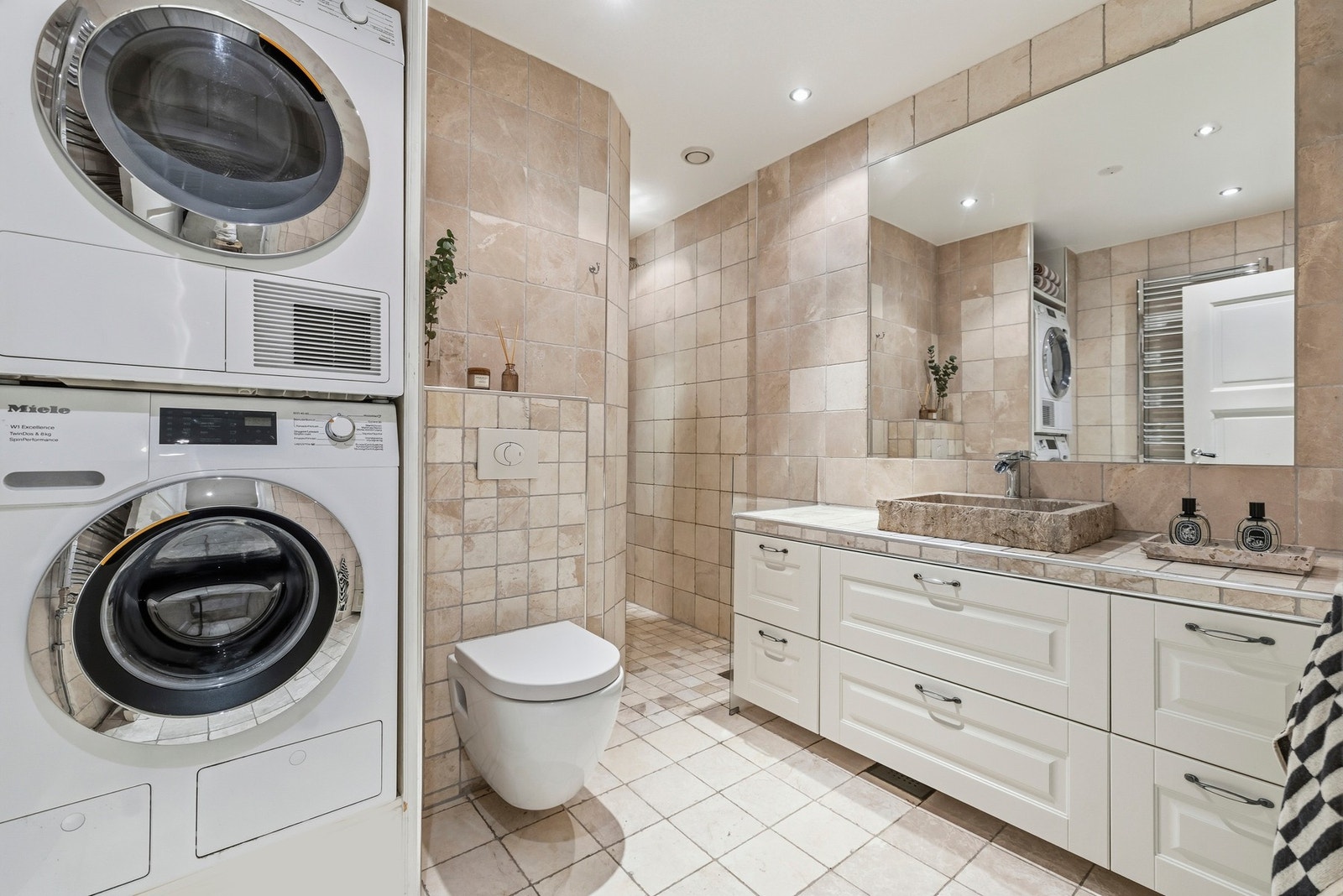 Romslig og pent flislagt bad med elektriske varmekabler i gulv. Badet har adkomst fra entré. Galleribilde