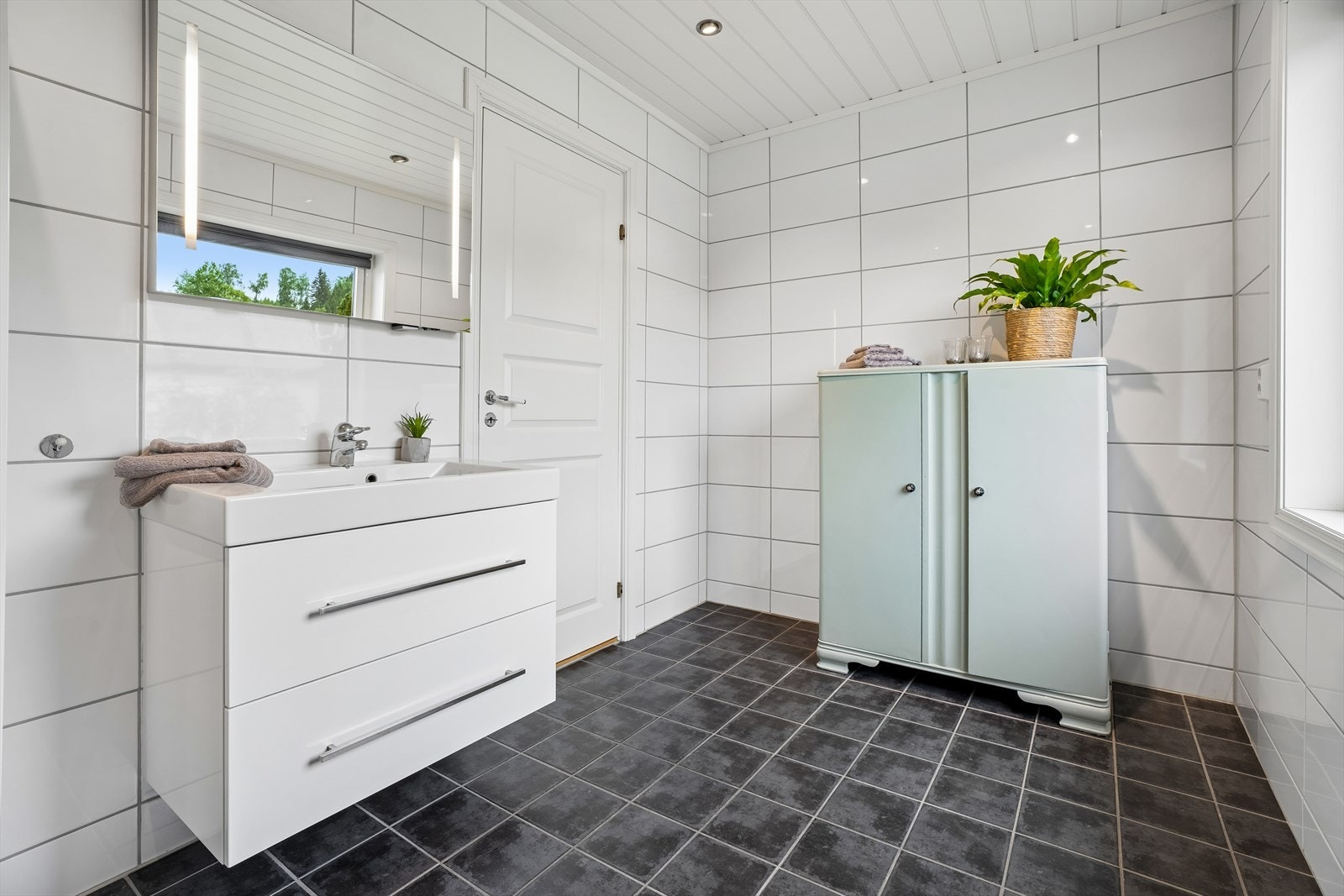 Badet ble oppgradert i 2014 og har fliser på gulv og vegger. Galleribilde