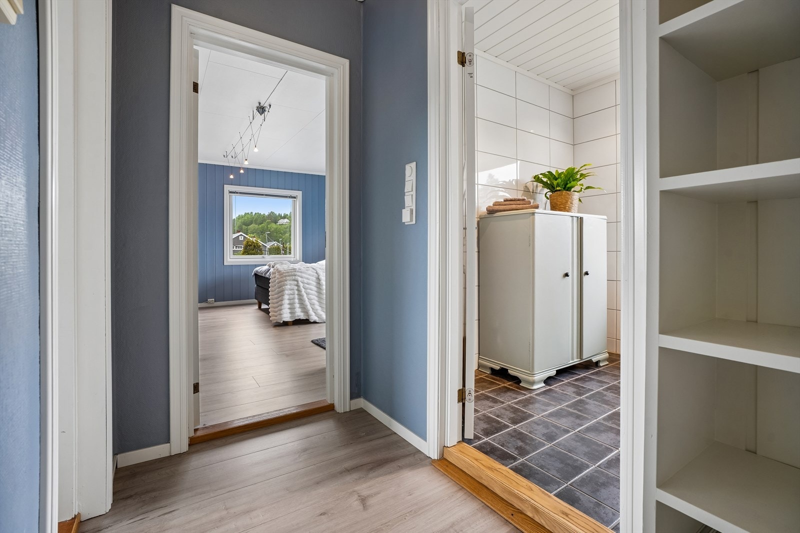 Gang i andre etasje som binder sammen soverommene, badet og toalettrommet. Galleribilde