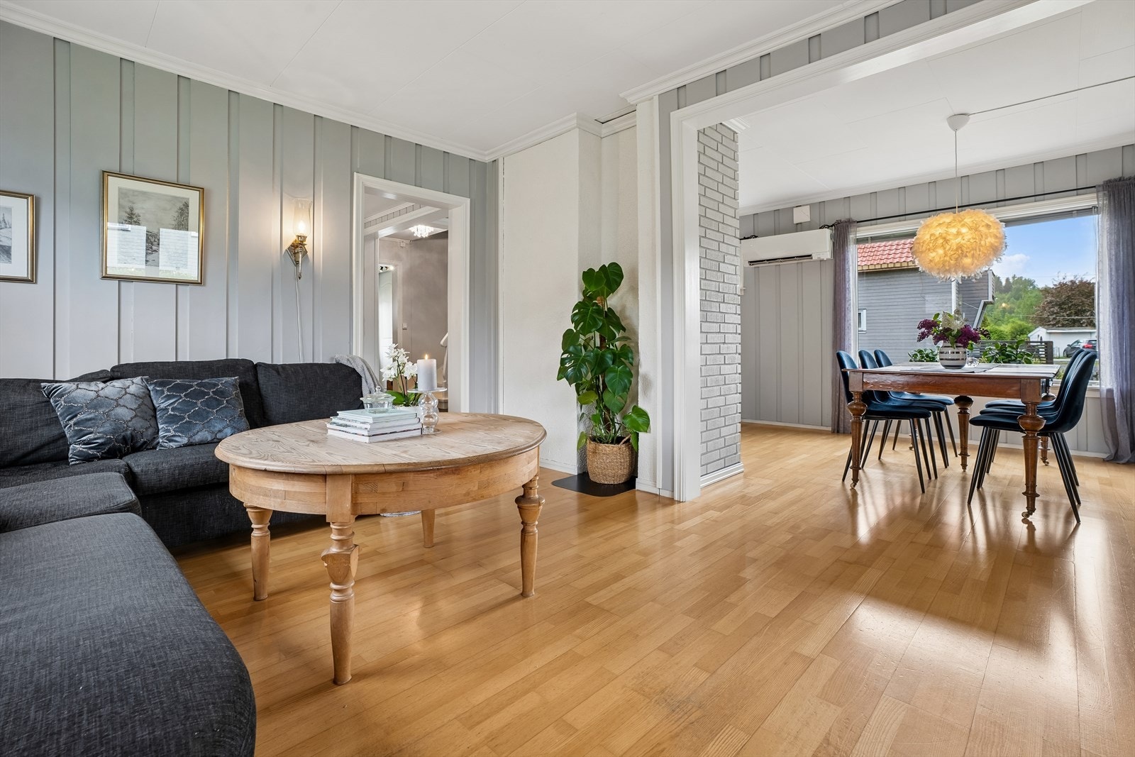 Stuen har god plass til både sofagruppe og spisebord. Galleribilde