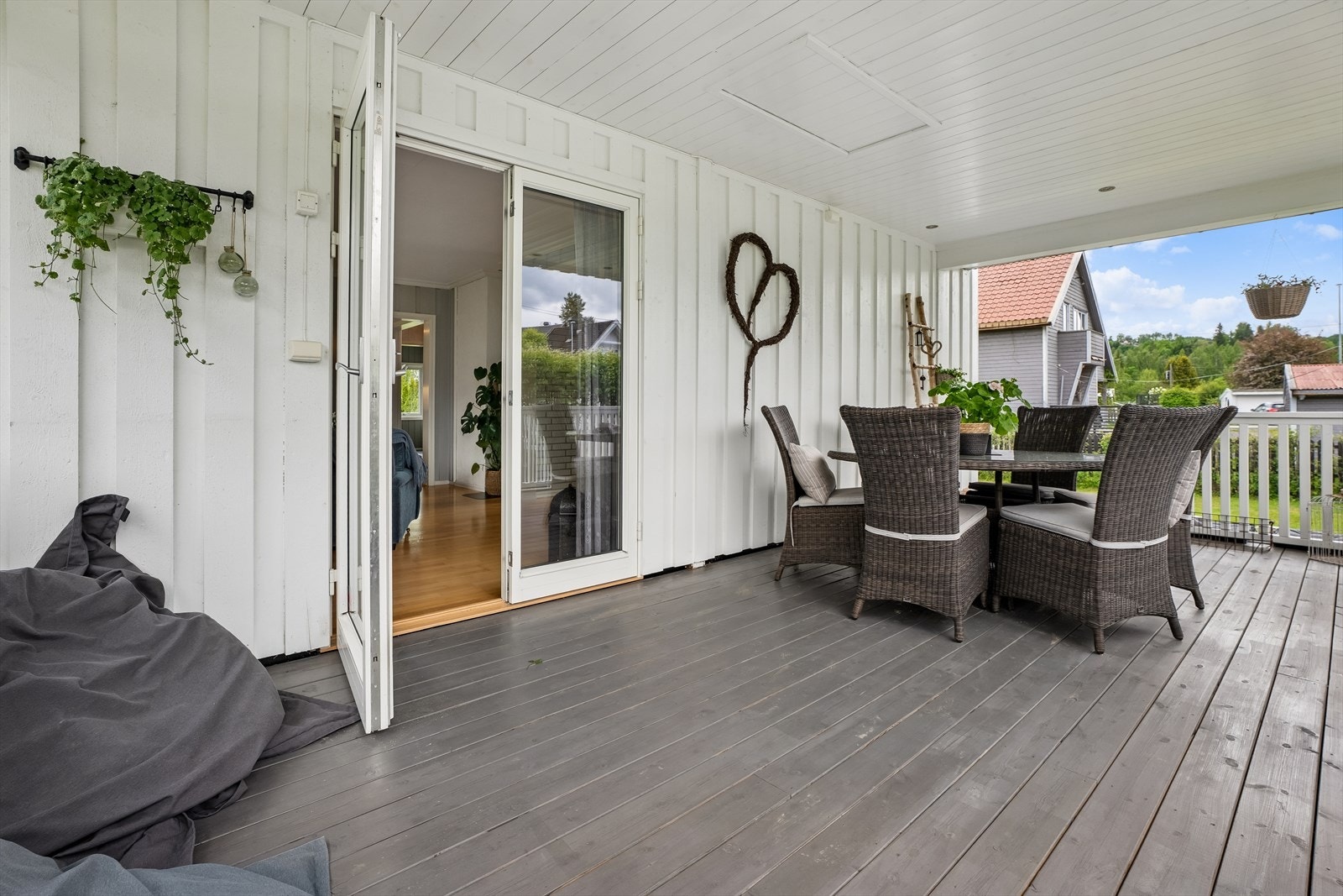 Den overbygde terrassen har god plass til utemøbler og har direkte adkomst fra stuen. Galleribilde