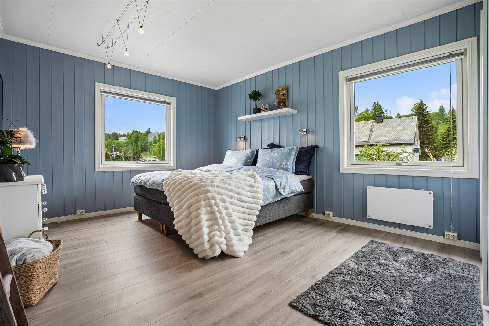 Hovedsoverommet har plass til dobbeltseng og er, som resten av etasjen, malt i 2018. Galleribilde