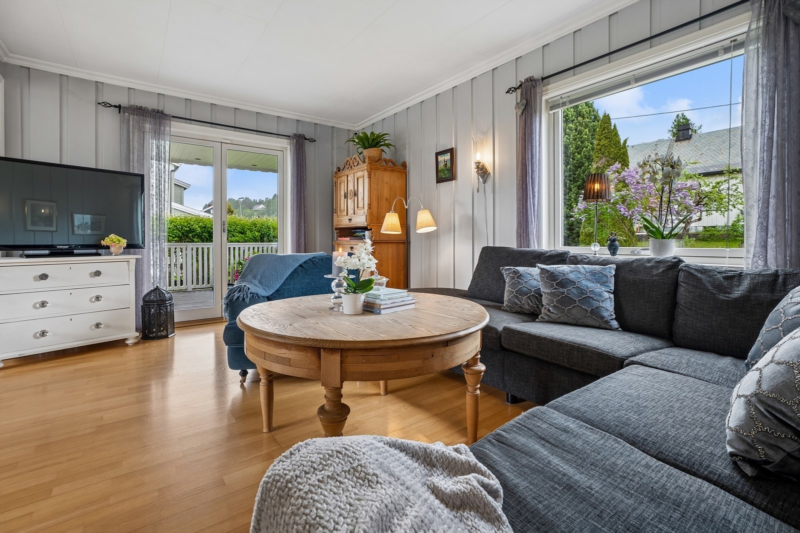 Fra stuen er det direkte utgang til en vestvendt, overbygget terrasse. Galleribilde