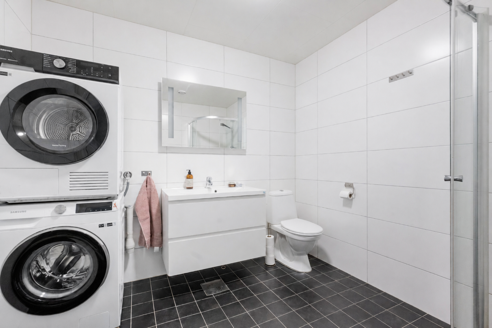 Badet i leiligheten har fliser på gulv og vegger. Oppvarming via varme i gulv.
Foto: bilde er redigert med KI og avvik kan forekomme. Galleribilde
