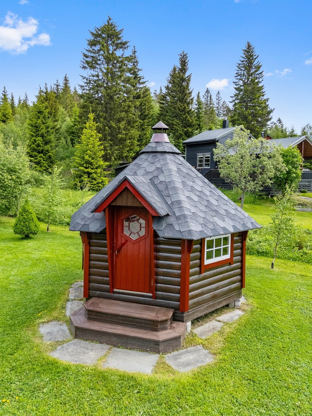 Utvendig er det etablert flere oppholdsområder ved grillhytte og gapahuk. Galleribilde