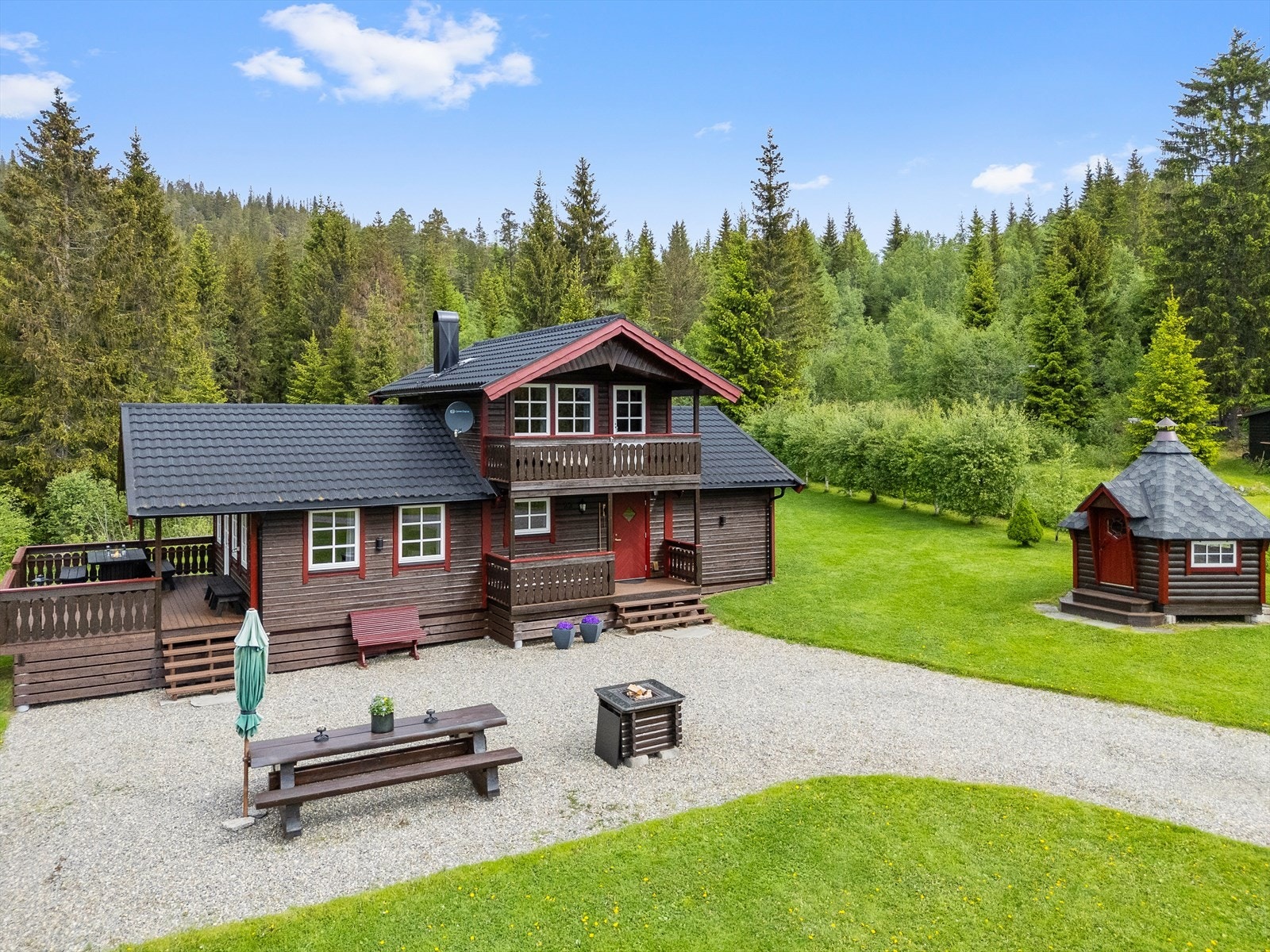 Eiendommen består av selve hytta, grillhytte, utebod og gapahuk. Galleribilde