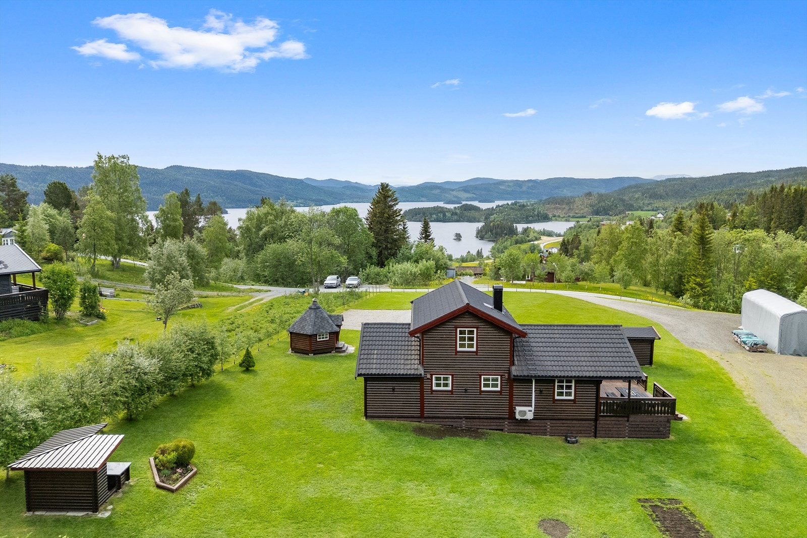 Velkommen til Høvestien 22 - en hyggelig fritidseiendom med attraktiv beliggenhet ved Ånøya. Foto: Interiørfoto v/Haukdal Galleribilde