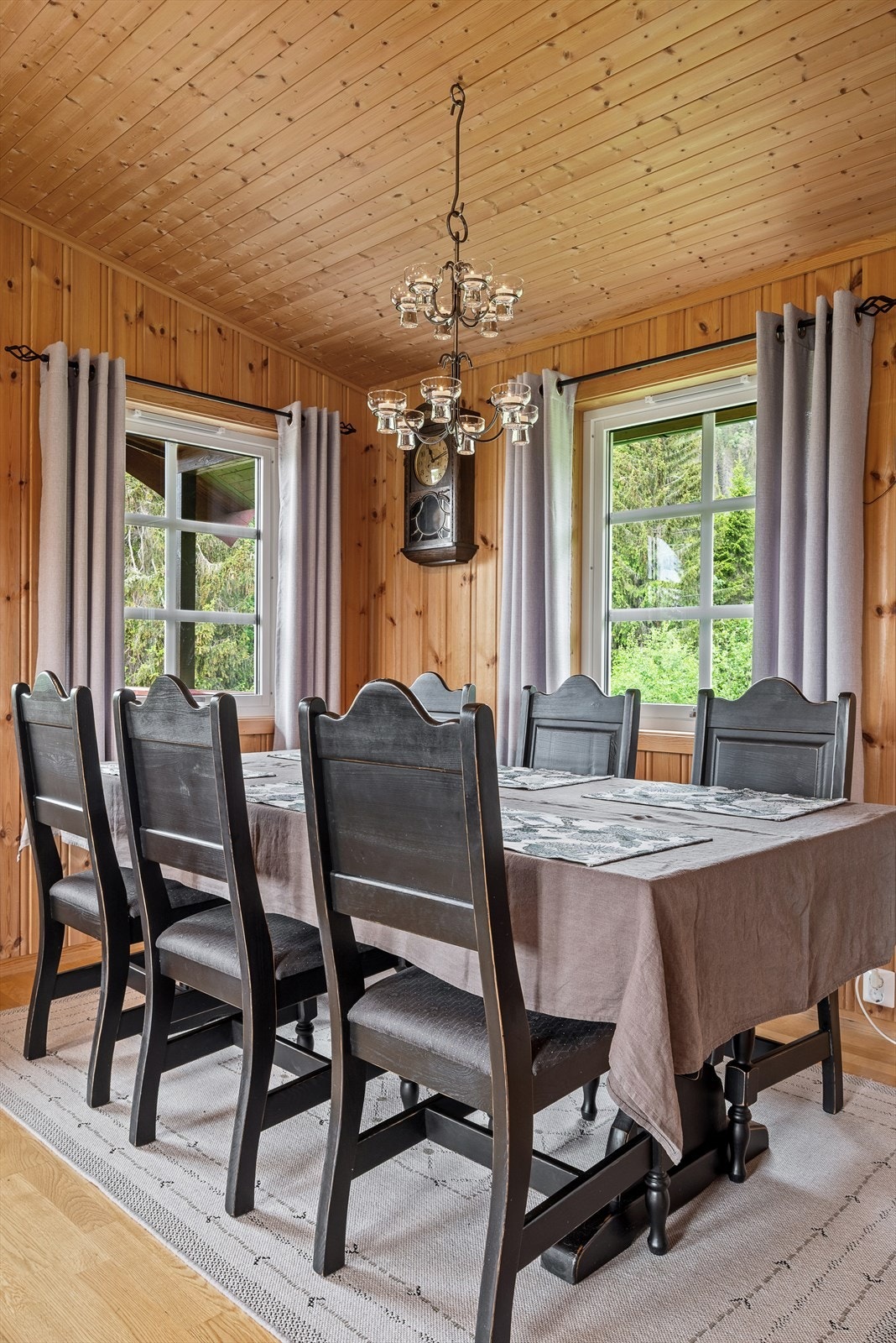 Hytten har en meget hyggelig og romslig spisestue som er godt egnet for sosiale sammenkomster. Galleribilde