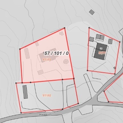 Merket kart som viser tomtegrensen for eiendommen. Tomten nedenfor 57/102 kan kjøpes med om ønskelig. Galleribilde