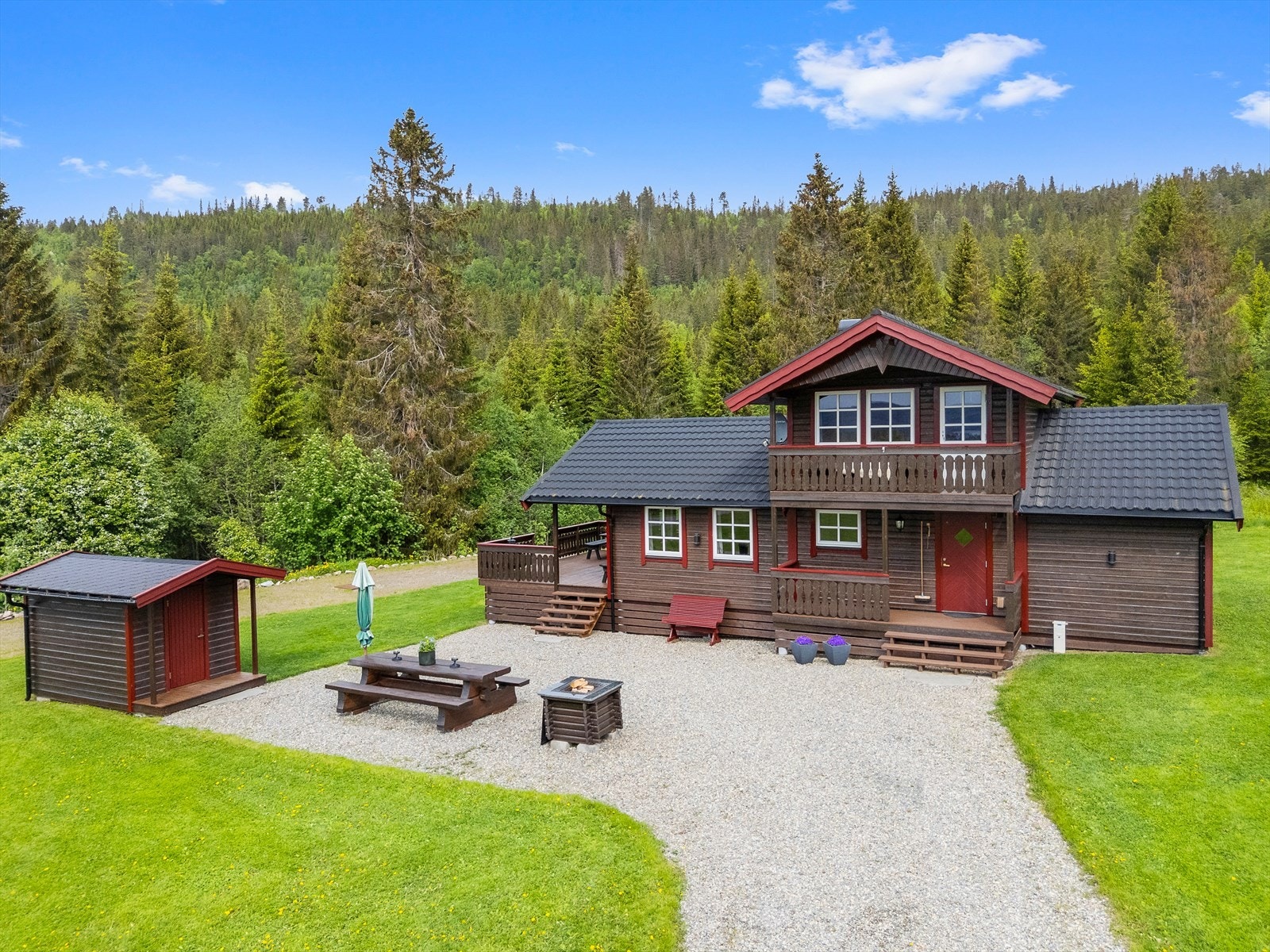 Om sommeren er området perfekt for bading, fiske og padling, mens vinterstid gir gode forhold for ski og friluftsliv. Galleribilde
