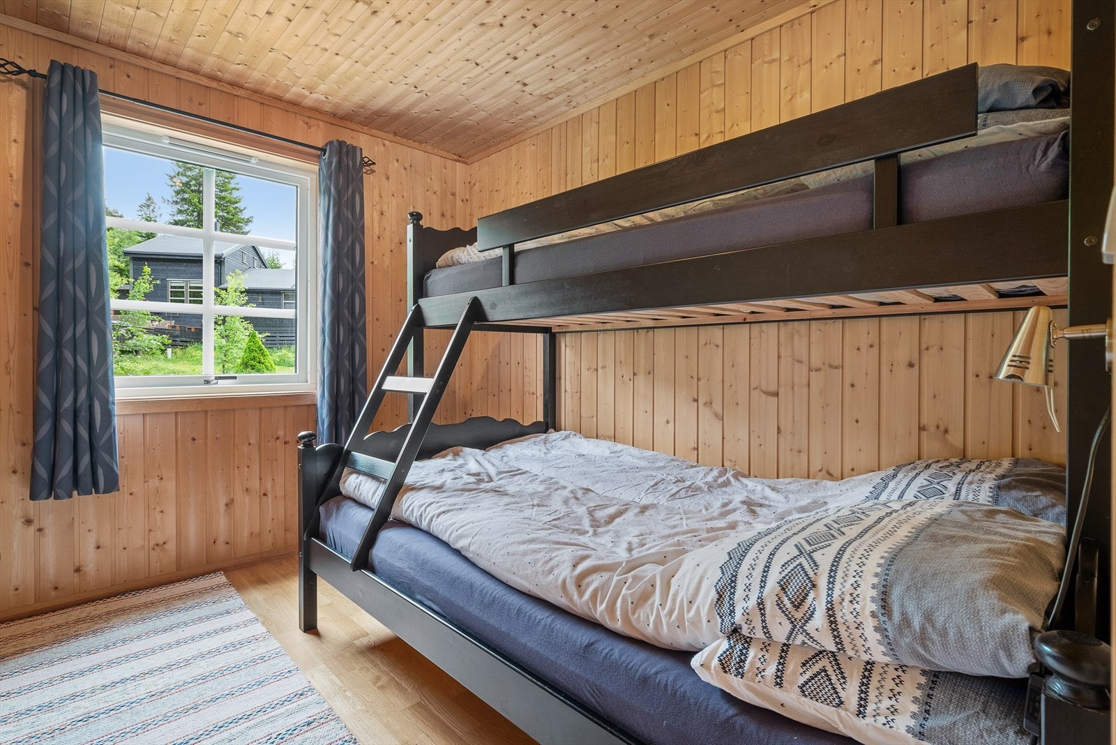 Det andre soverommet på 7 kvm har også plass til køyeseng og enkel innredning. Galleribilde