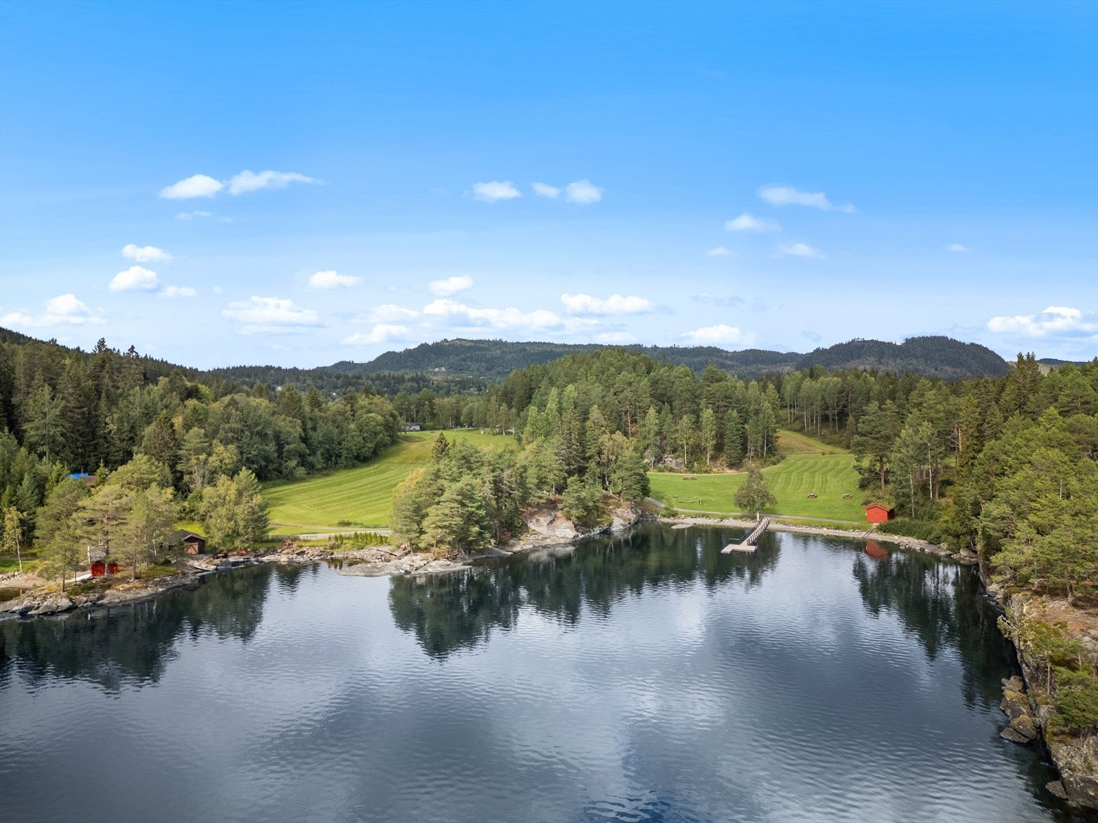Fra hytten er det kort vei til Ånøya og Grønneset med badeplass og fine turmuligheter. Galleribilde