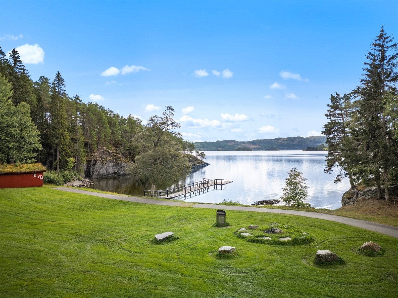 Grønneset er kjent for å være en populær badeplass og et samlingssted, hvor man kan nyte solrike og avslappende dager gjennom sommerhalvåret. Galleribilde