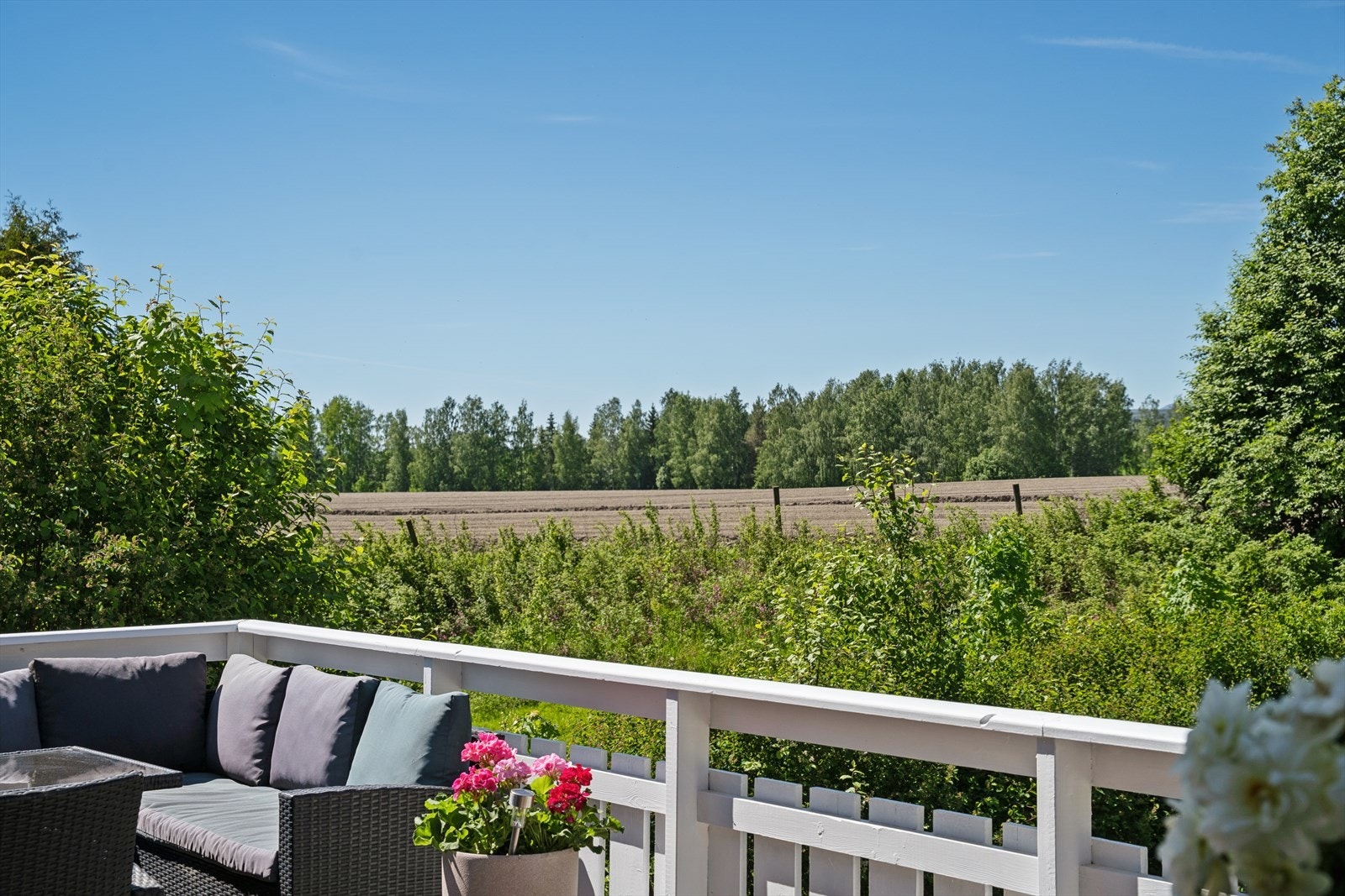 Finn roen på egen terrasse. Her får du utsyn mot flott grønn natur og landskap. Galleribilde