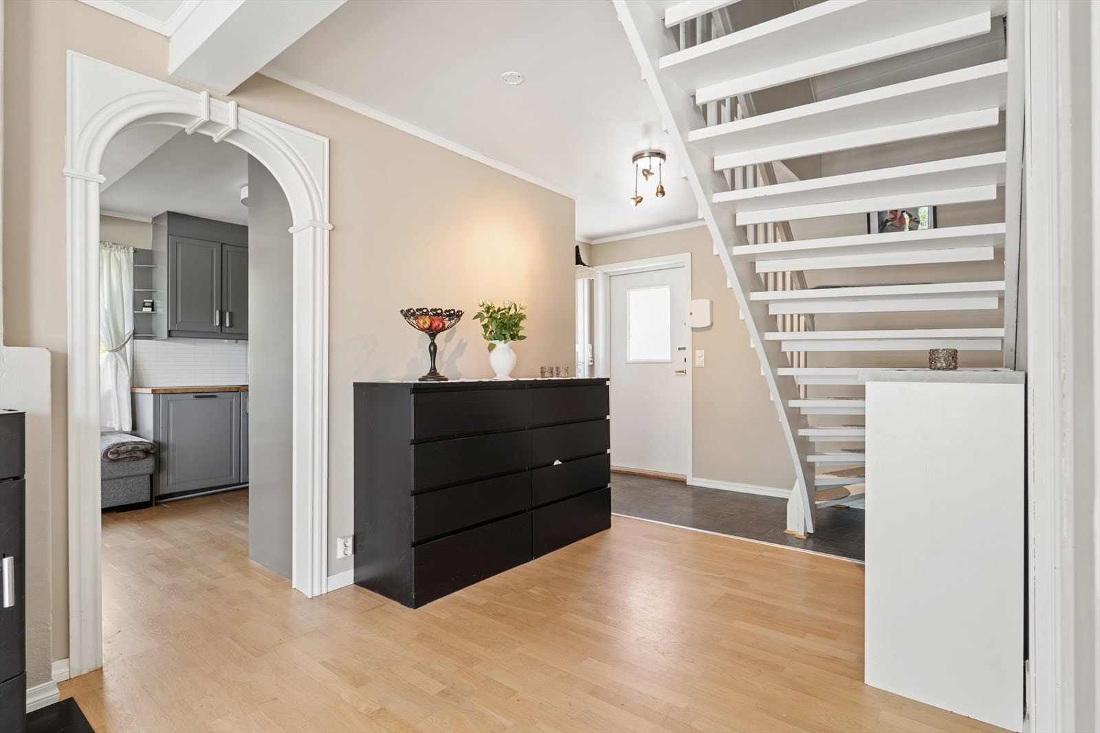 Innbydende entrè med åpen løsning. Galleribilde