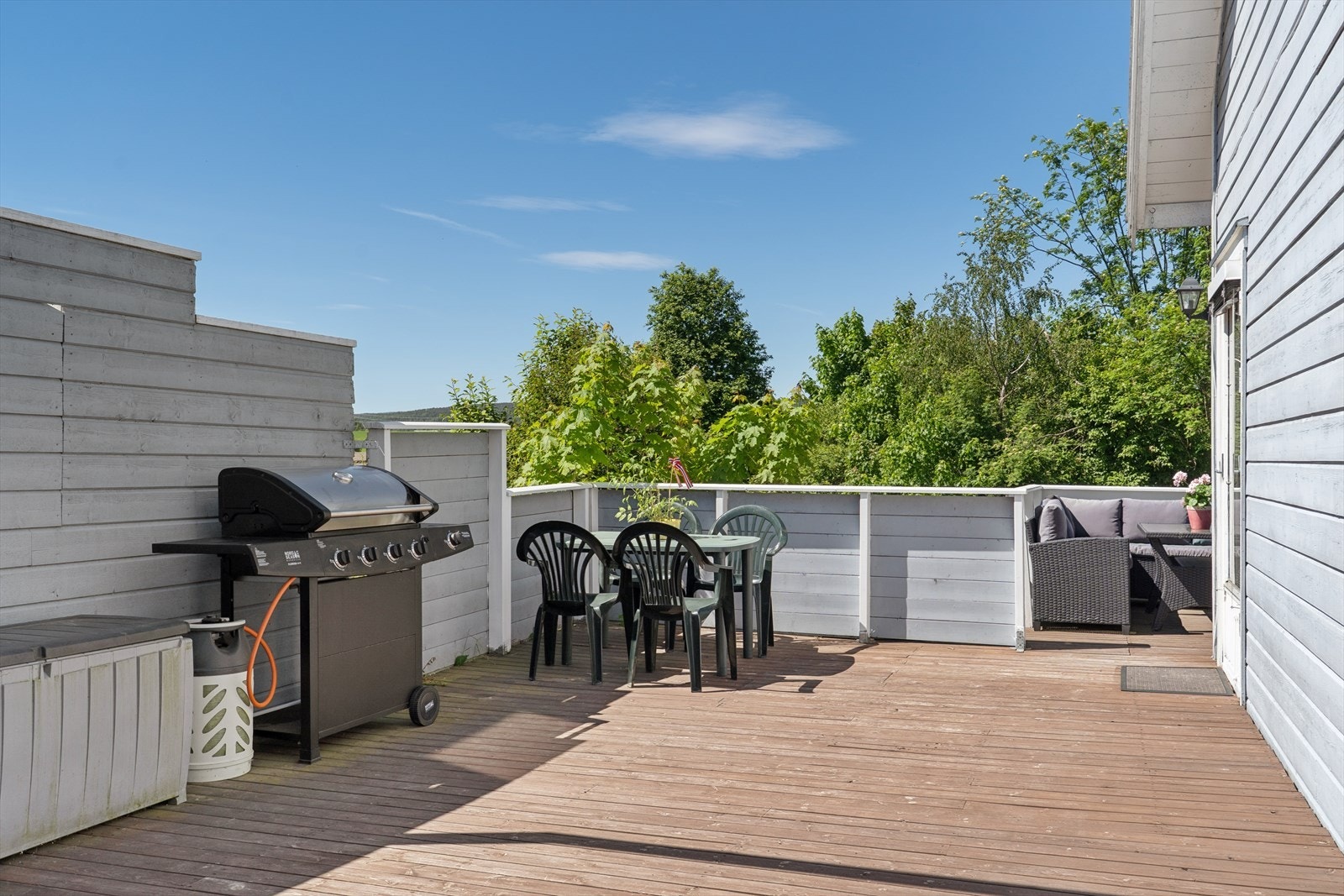 Terrassen er solrik og romslig, med plass til flere sittegrupper. Galleribilde