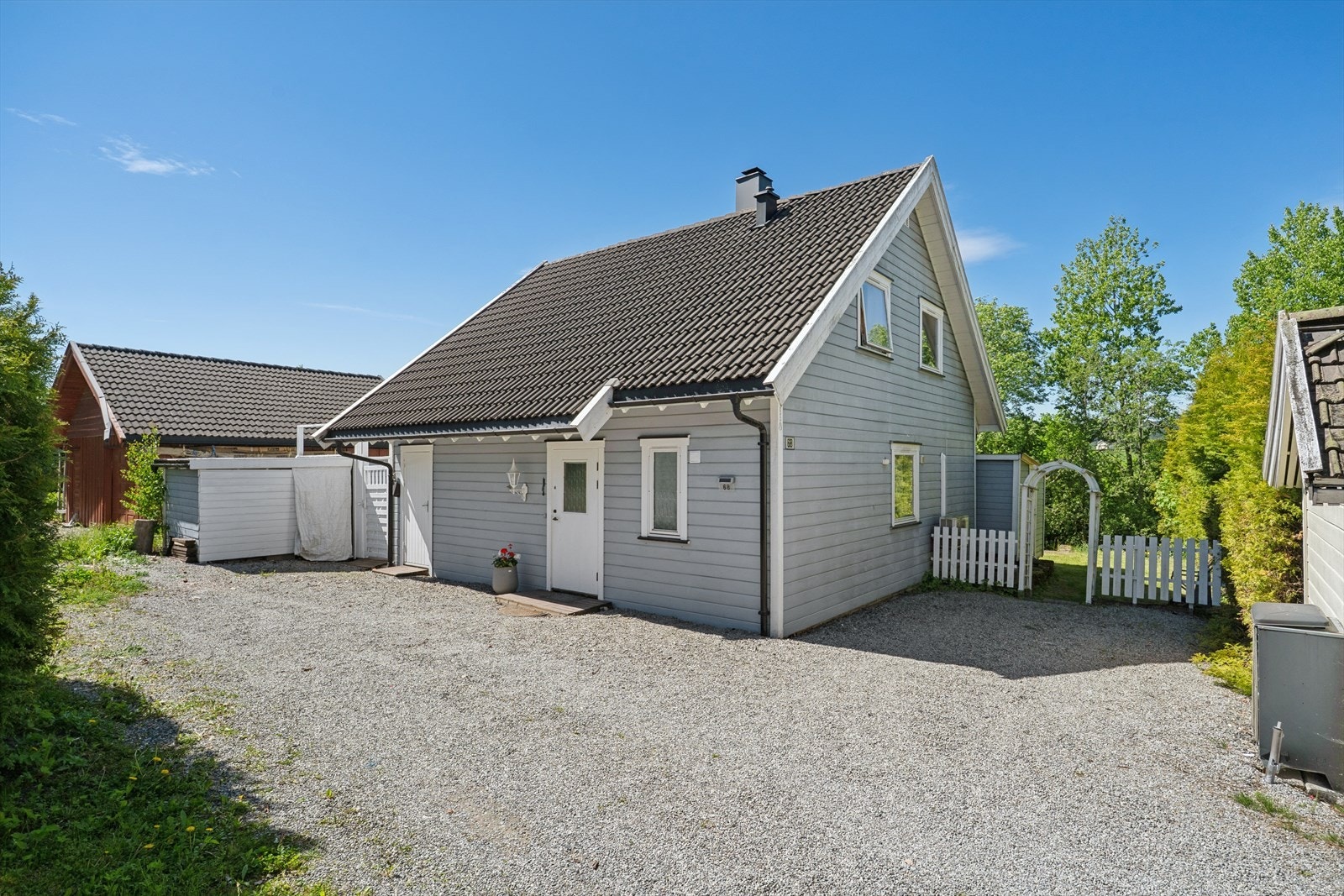 Eiendomsmegler Christine Sjødal har gleden av å presentere Voldstadveien 68! Sjarmerende enebolig med skjermet beliggenhet, landlig utsikt og spennende hage. Elbillader. 2 uteboder og stor terrasse. Galleribilde