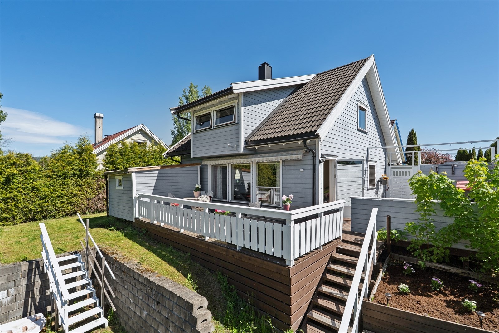 Solrik terrasse og rolig beliggenhet. Galleribilde