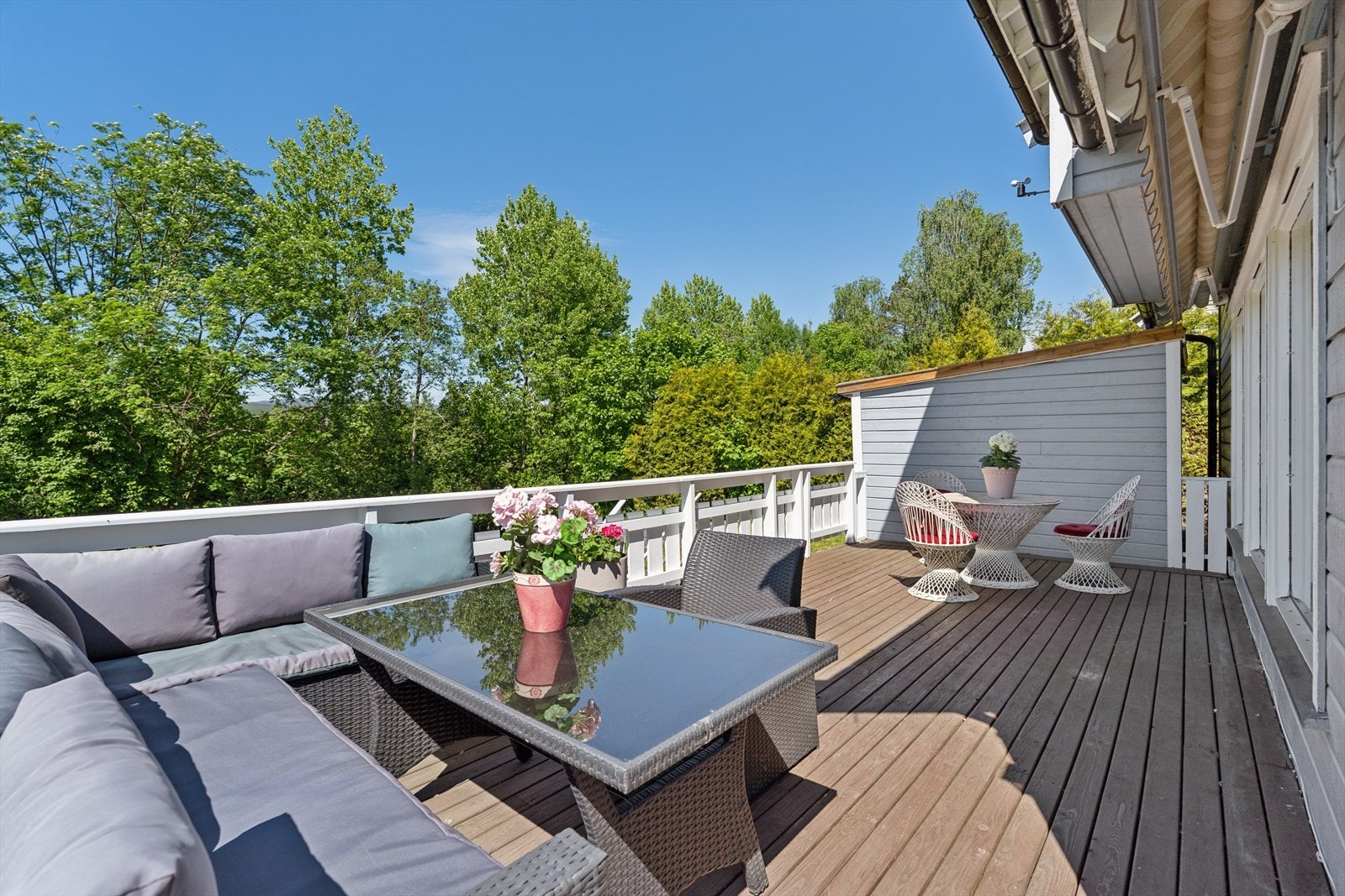 Terrassen har plass til stor sofagruppe hvor det kan nytes varme sommerdager. Galleribilde