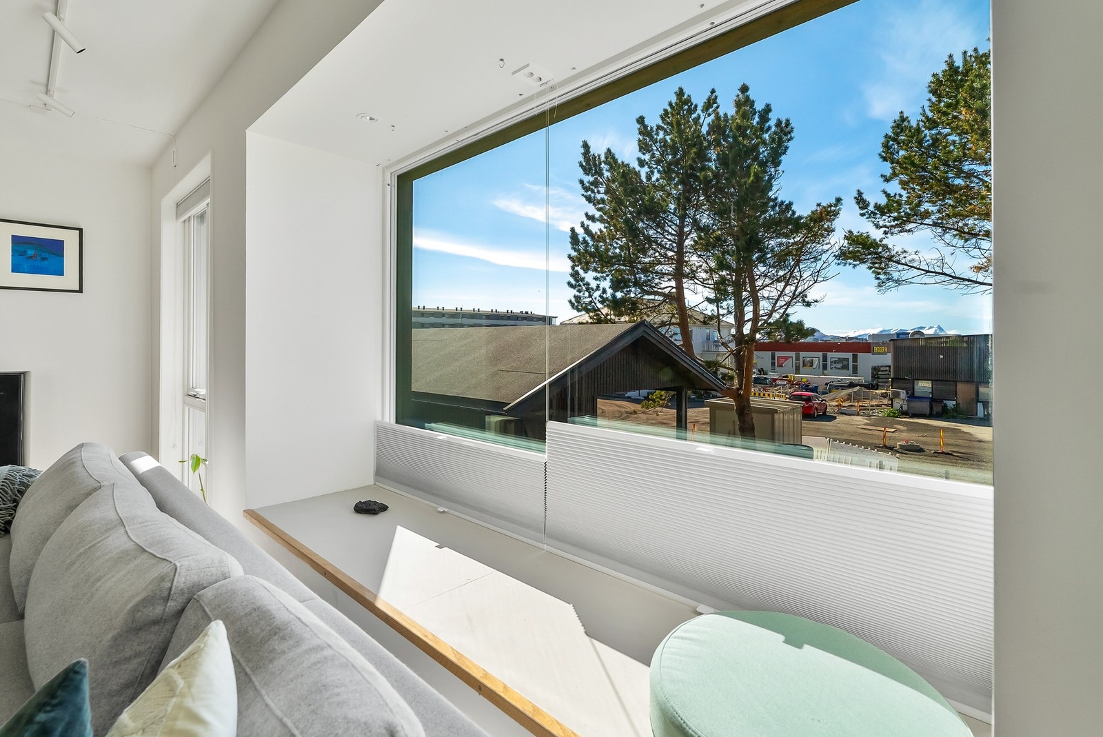 En hyggelig vinduskrok med utsikt over nærområdet. Galleribilde