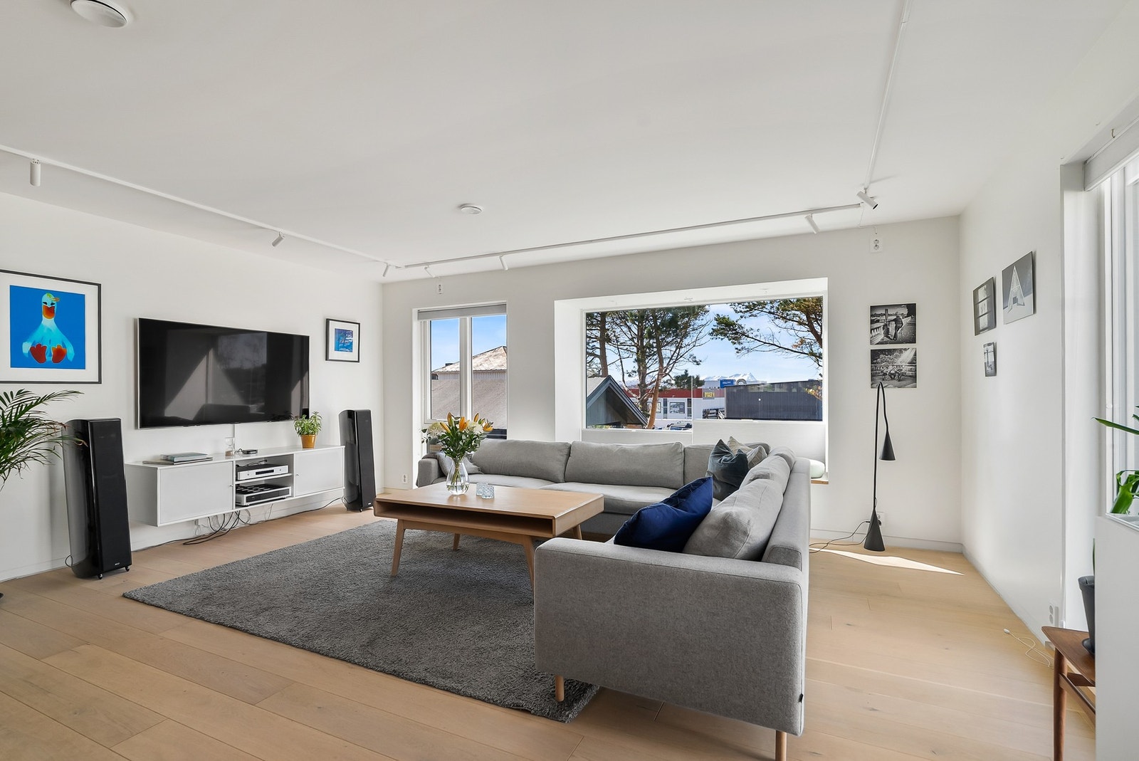 Stuen har store vindusflater som slipper inn rikelig med naturlig lys. Galleribilde