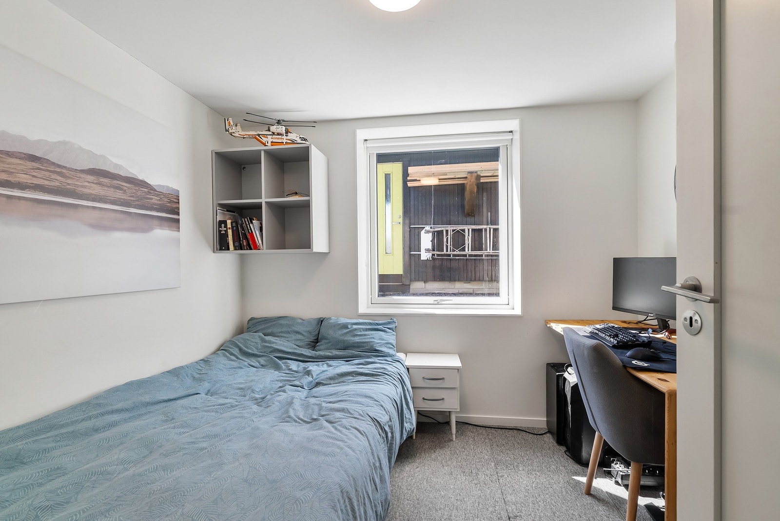Soverom i kjelleretasjen av fin størrelse med plass til både seng og annet møblement. Galleribilde
