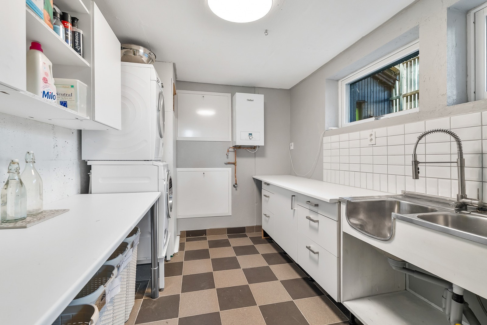 I kjelleren er det også et funksjonelt vaskerom med god benkeplass og opplegg for vaskemaskin. Galleribilde