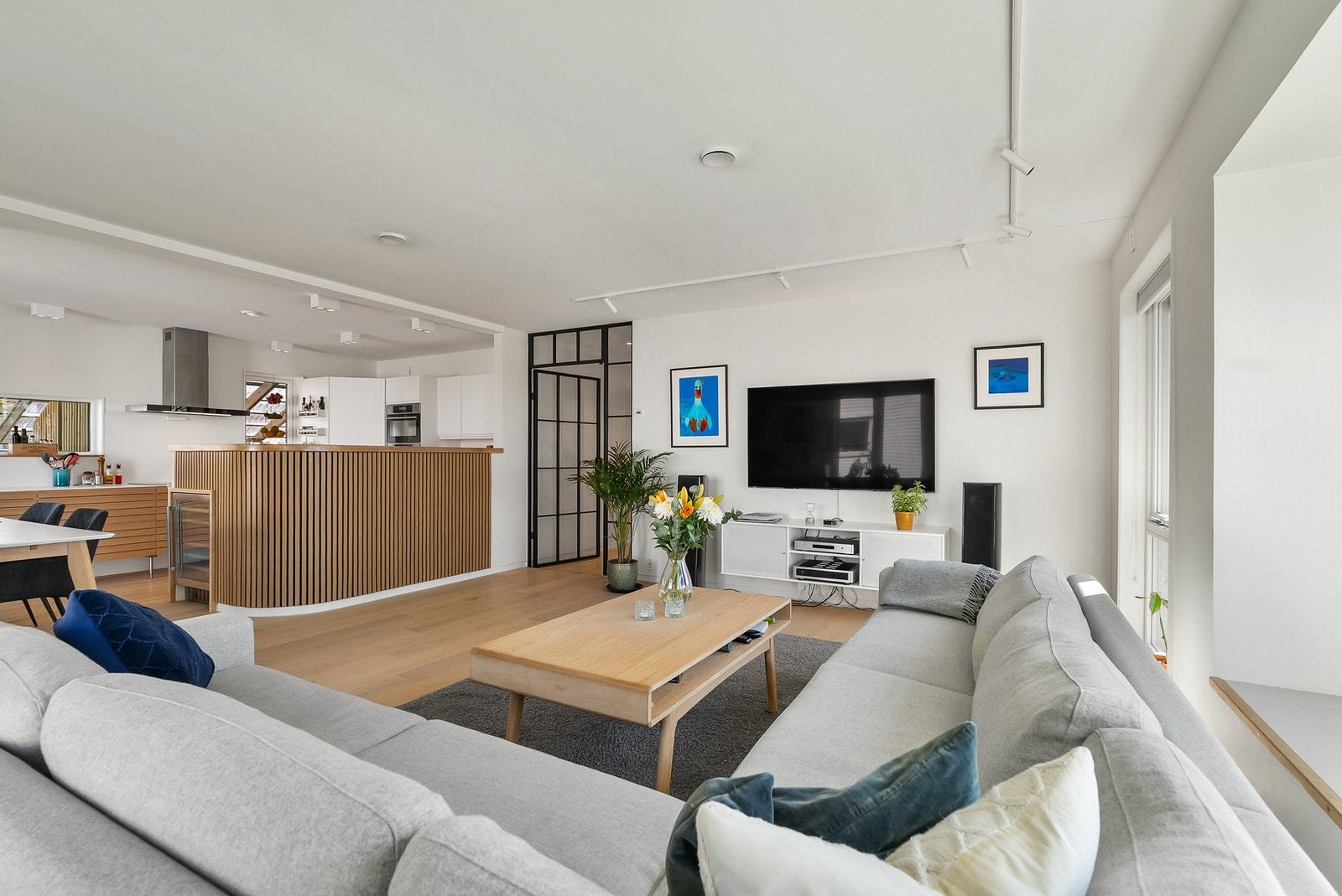 Her er det god plass til en stor sofagruppe for hele familien. Galleribilde
