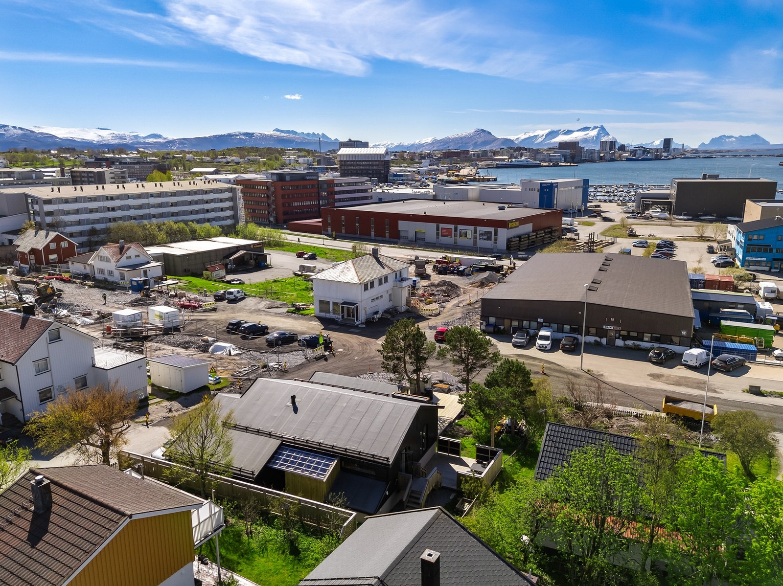 For et bredere utvalg av butikker og servicetilbud er det kort vei til Bodø sentrum. Galleribilde