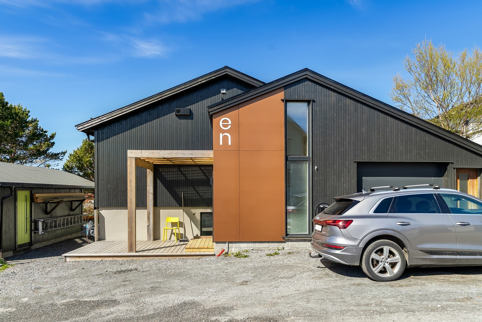 Boligen har inngangsparti med overbygget pergola. Galleribilde