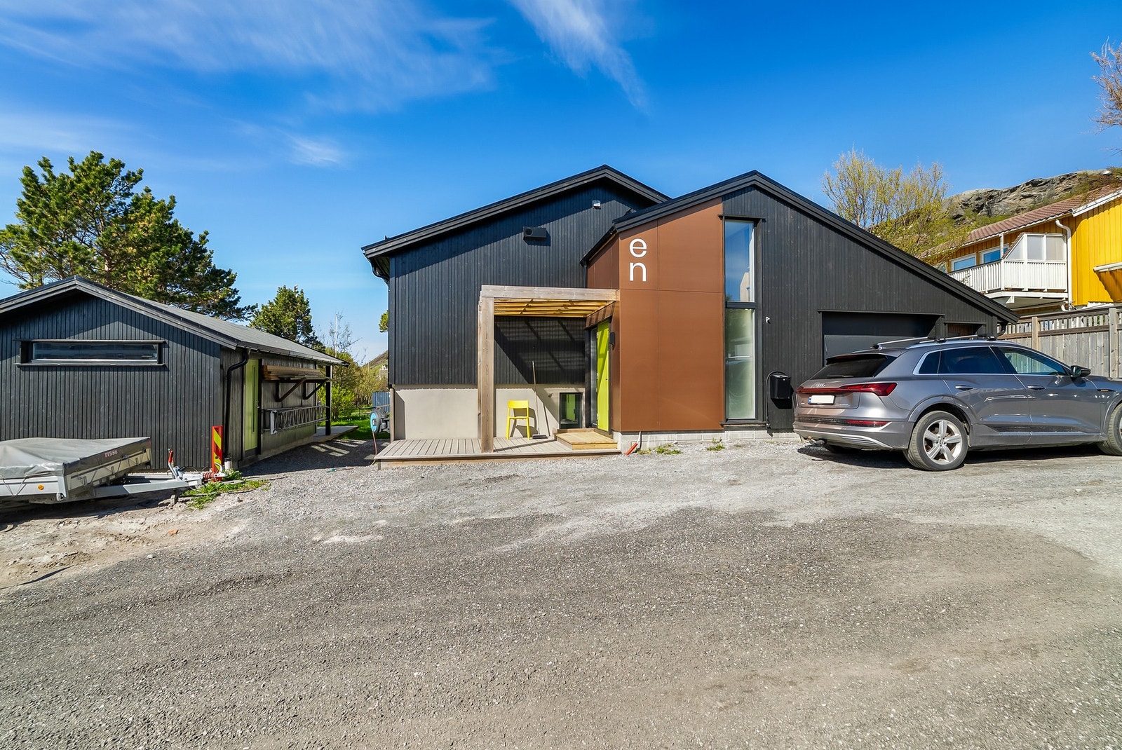 Boligen har parkeringsmuligheter i garasje og for øvrig på egen tomt. Galleribilde