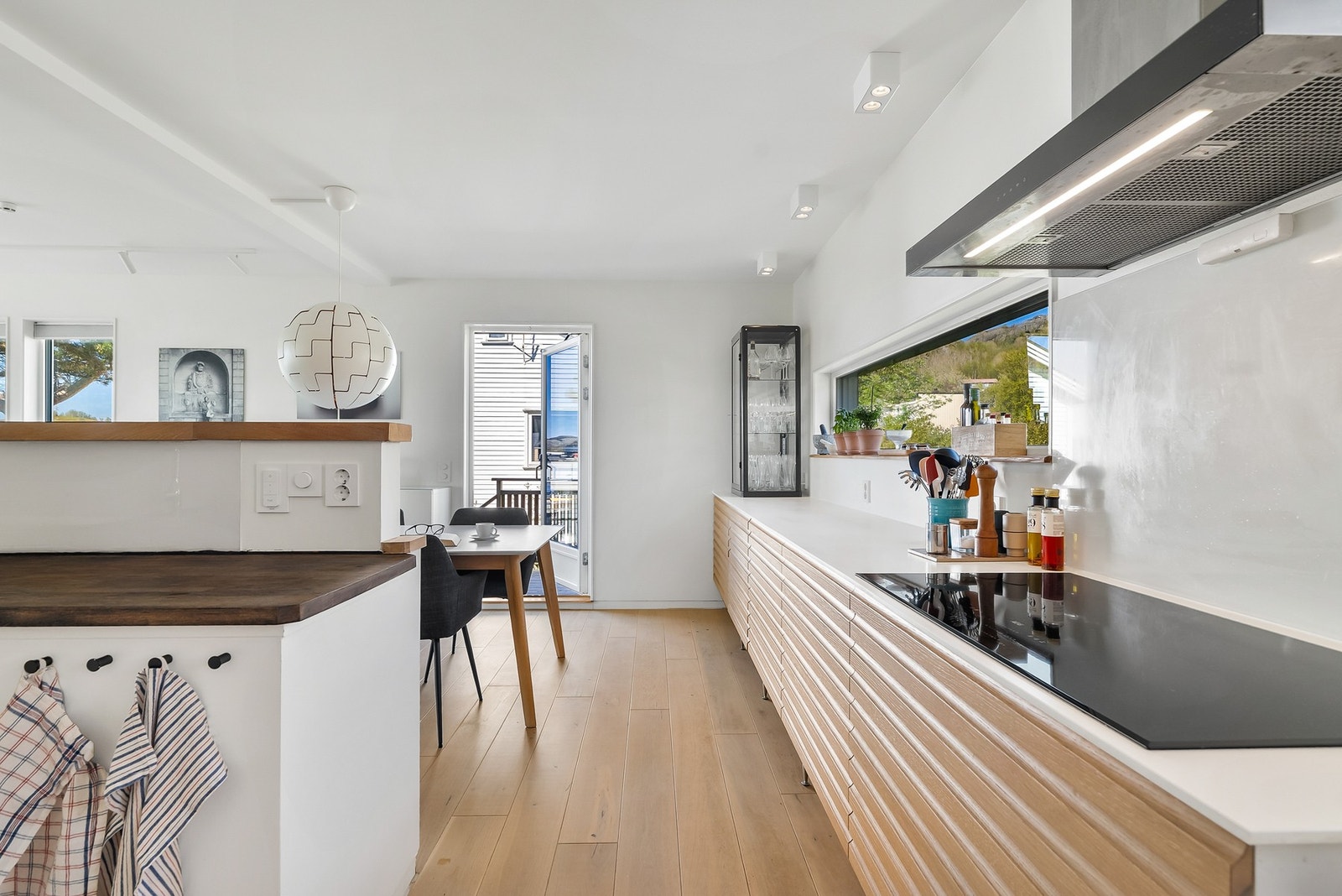 Fra kjøkkenbenken har du enkel oversikt over spiseplassen og videre ut mot stuen. Galleribilde