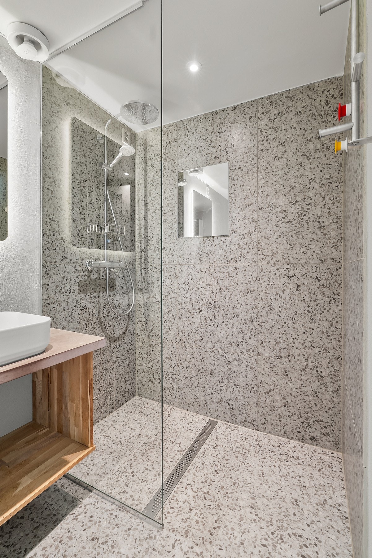Badet har dusjhjørne og moderne innredning. Galleribilde